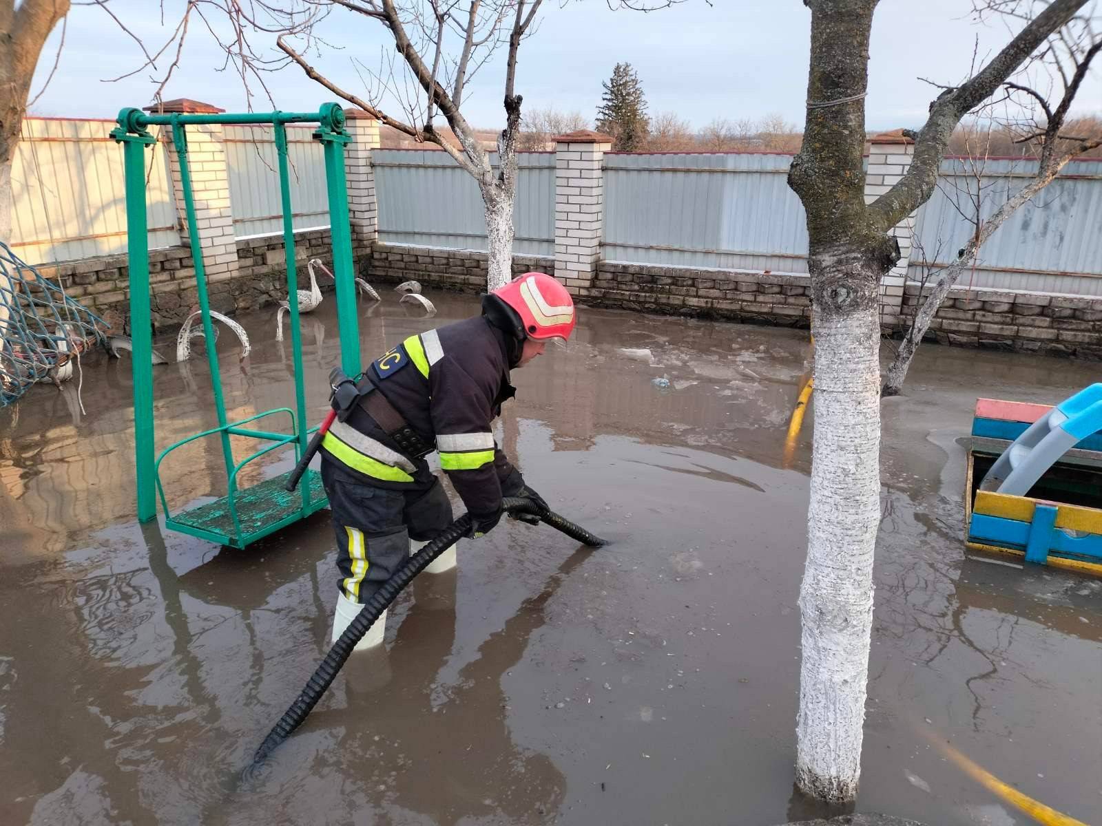 Рятувальники відкачують воду на Кіровоградщині