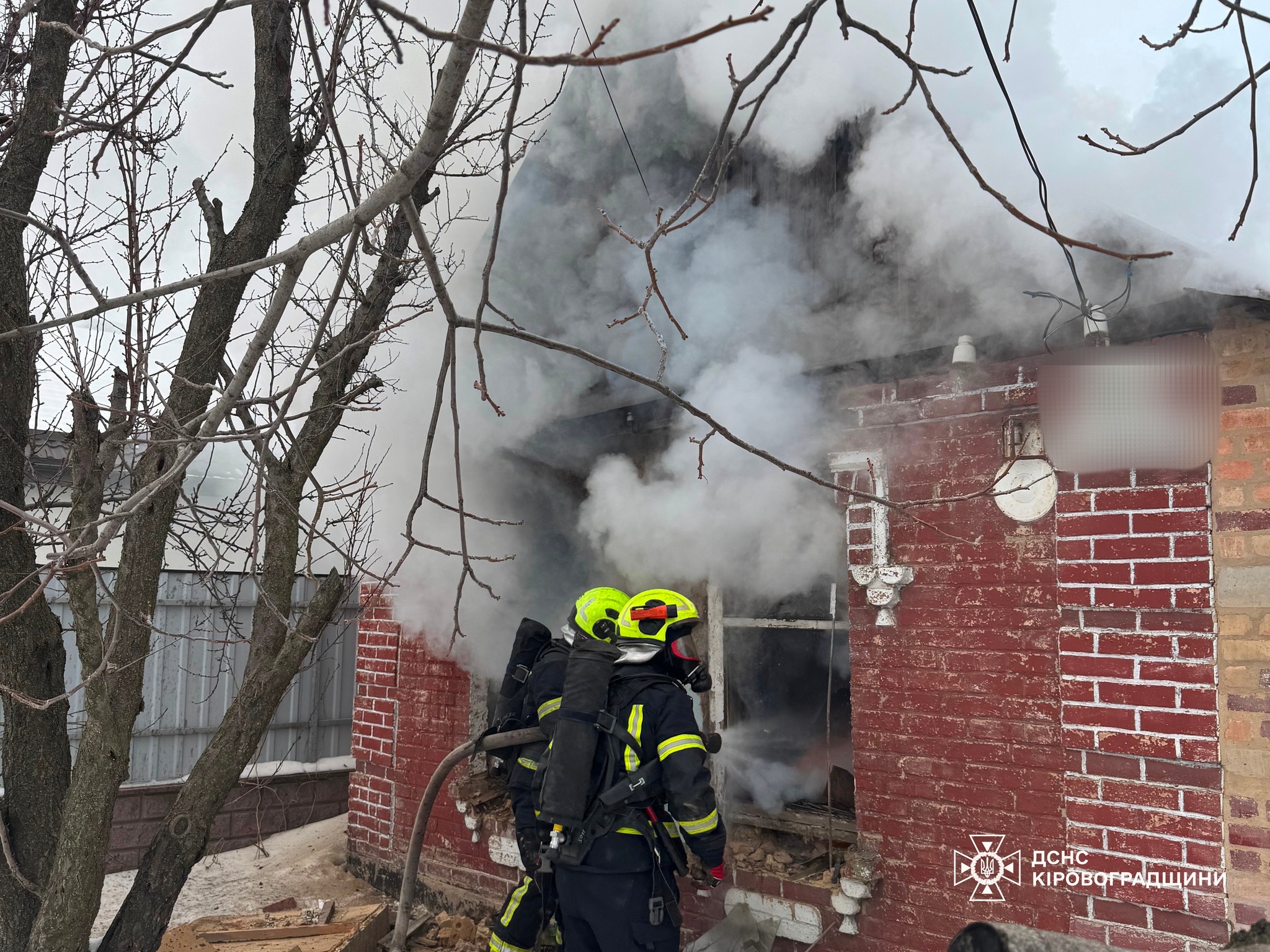 Рятувальники загасили в Кропивницькому пожежу будинку, на якій травмувався чоловік.