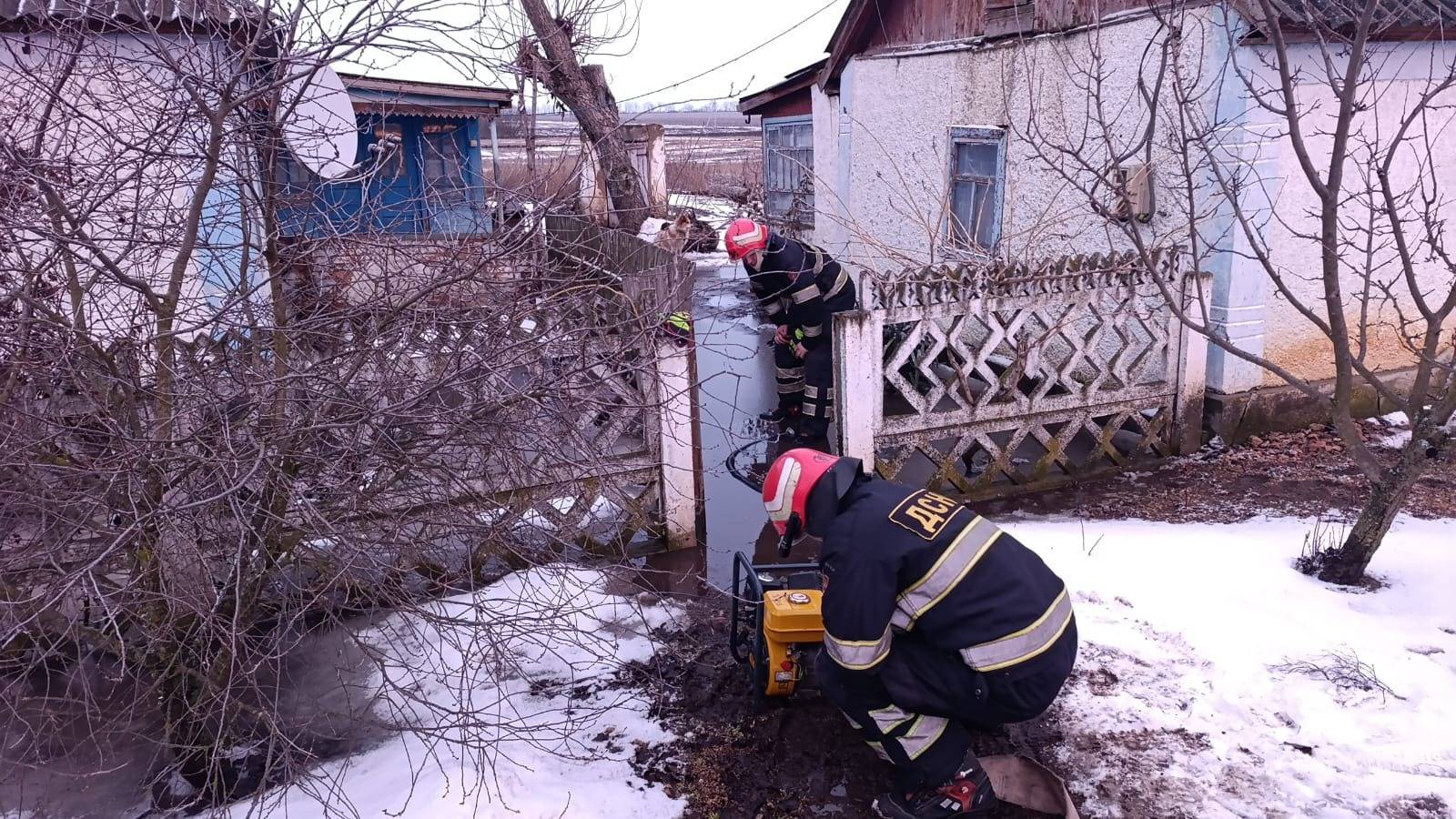 Рятувальники відкачують воду на Кіровоградщині