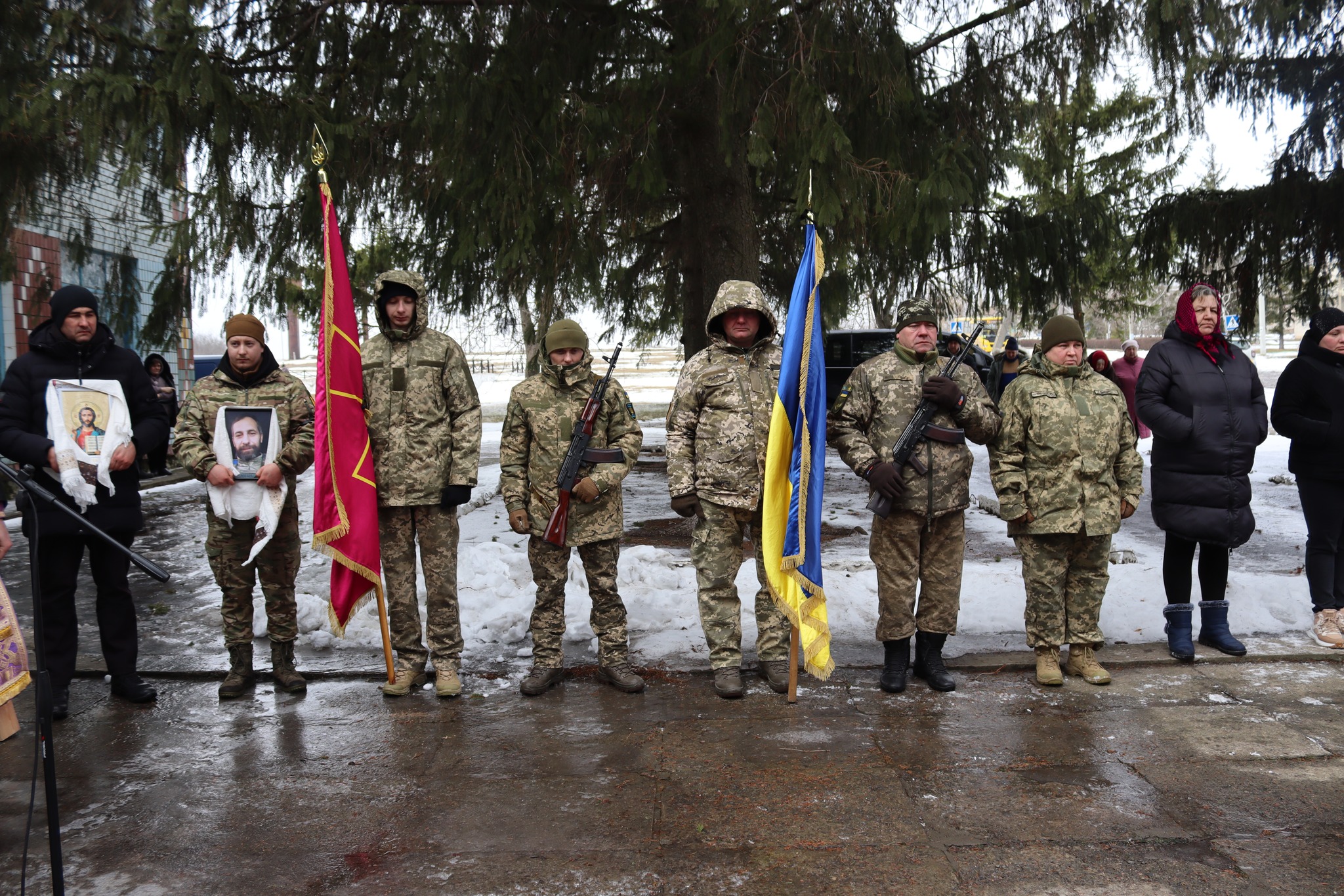 Воїни тримають прапори та світлину загиблого Олега Загороднюка з Добровеличківської громади