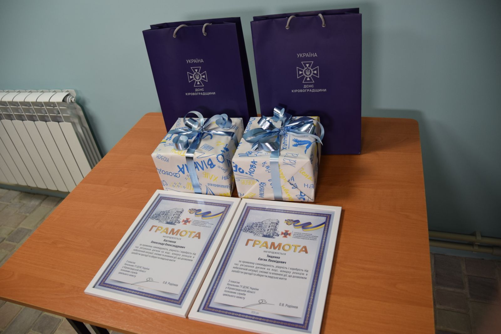 Подарунки та грамоти лежать на столі у Петрівському ліцеї