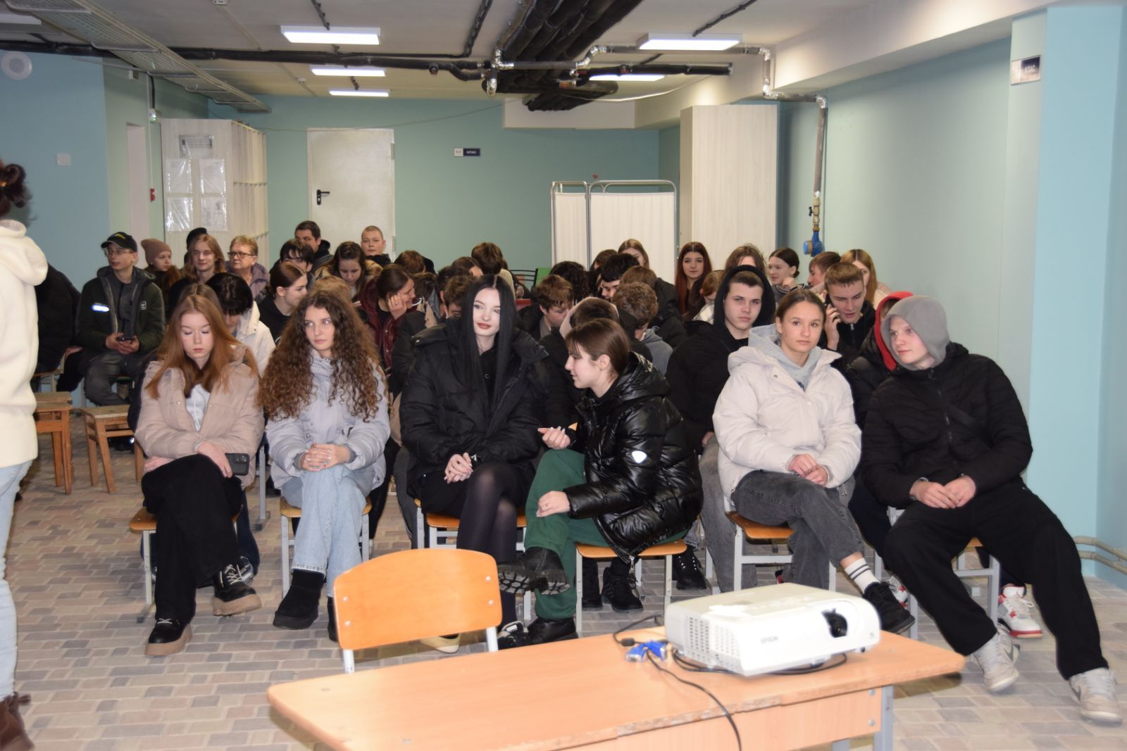 Учні сидять у Петрівському ліцеї