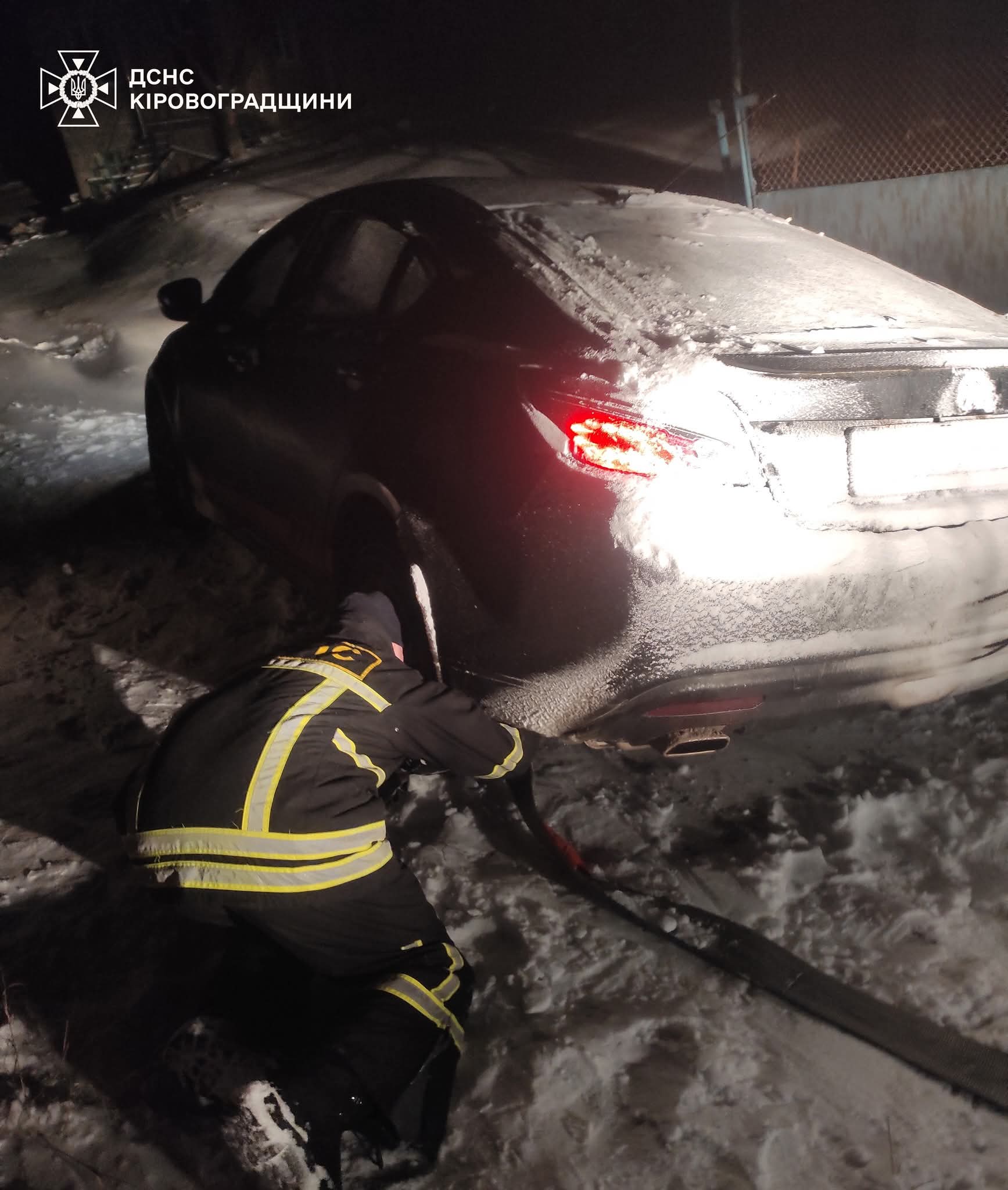 Рятувальники діставали автівки з кюветів та складних ділянок доріг на Кіровоградщині