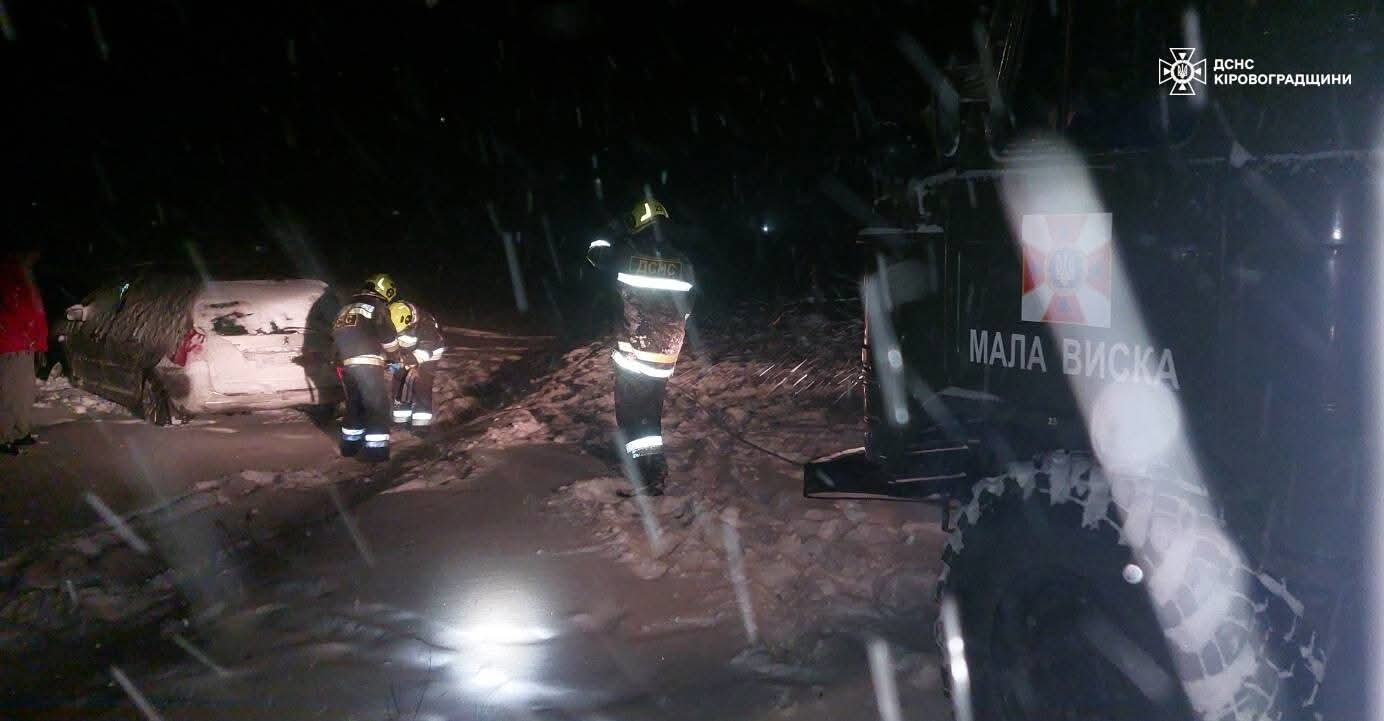 Рятувальники діставали автівки з кюветів та складних ділянок доріг на Кіровоградщині