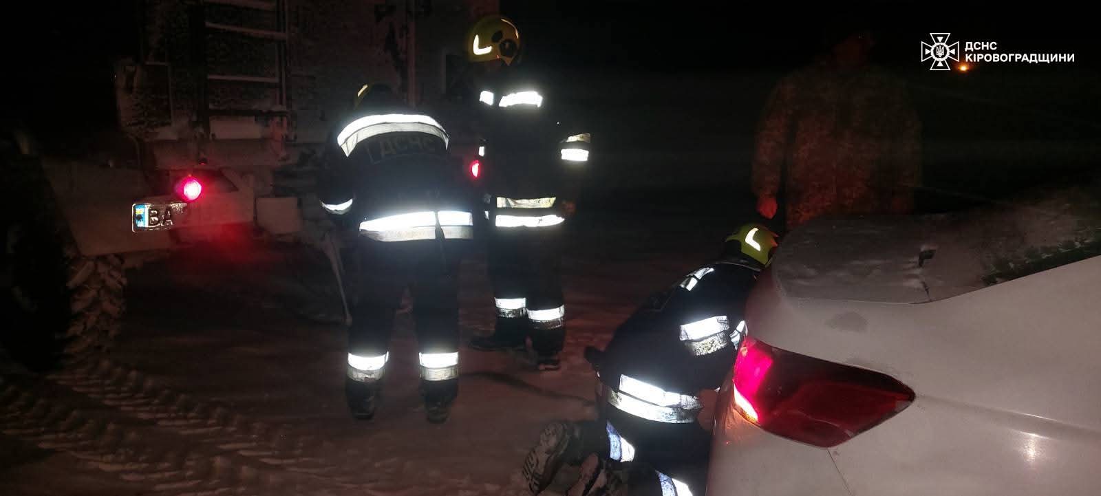 Рятувальники діставали автівки з кюветів та складних ділянок доріг на Кіровоградщині