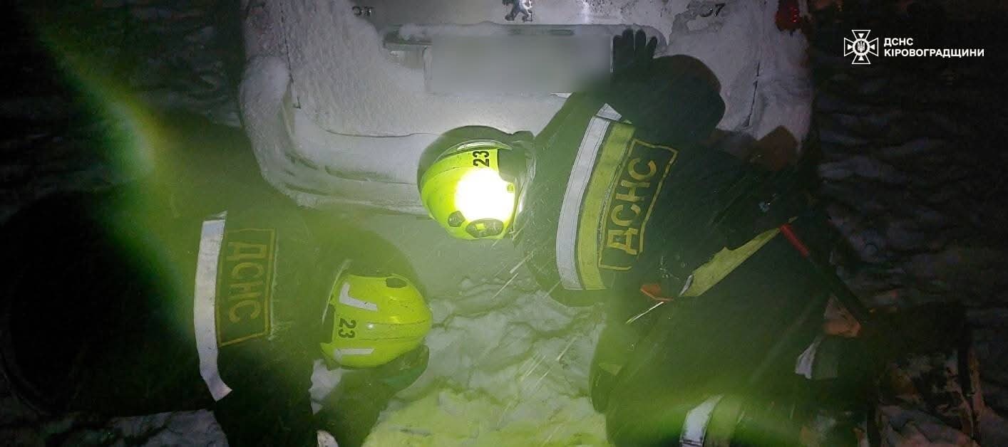 Рятувальники діставали автівки з кюветів та складних ділянок доріг на Кіровоградщині