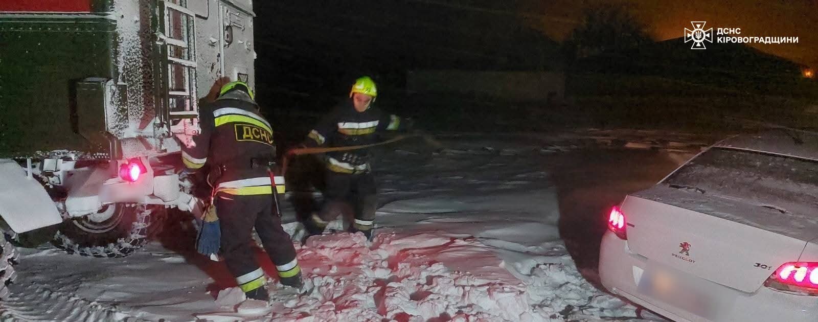 Рятувальники діставали автівки з кюветів та складних ділянок доріг на Кіровоградщині