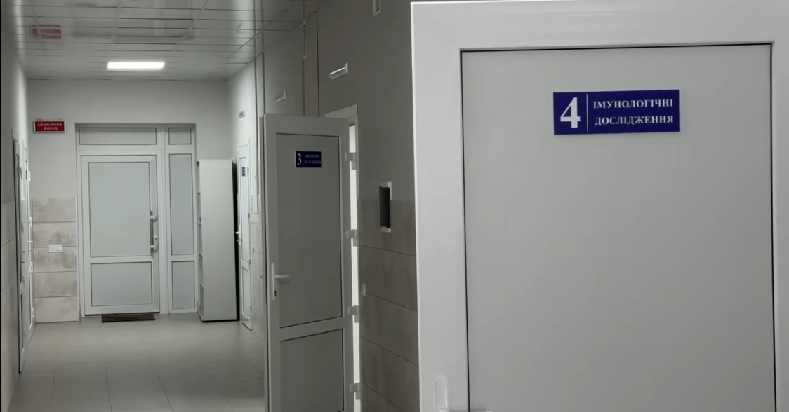 Двері приміщень відремонтованої лабораторії у гайворонській лікарні