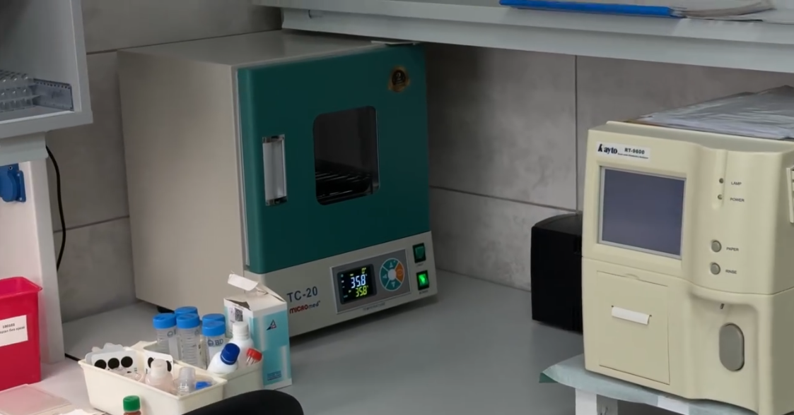 Обладнання у відремонтованій лабораторії в гайворонській громаді