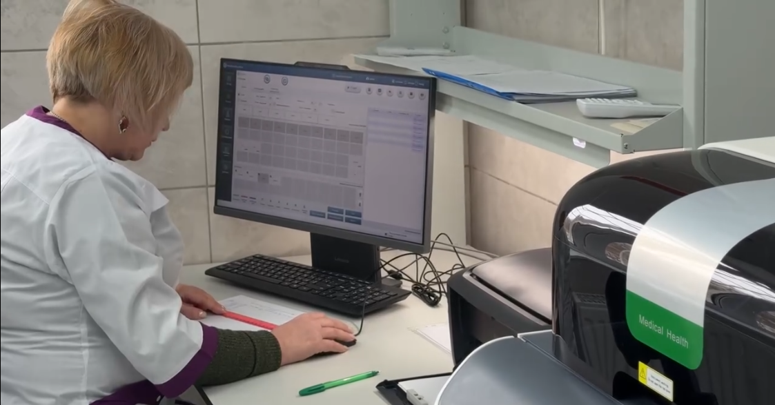 Медпрацівниця сидить за монітором у відремонтованій лабораторії у гайворонській лікарні