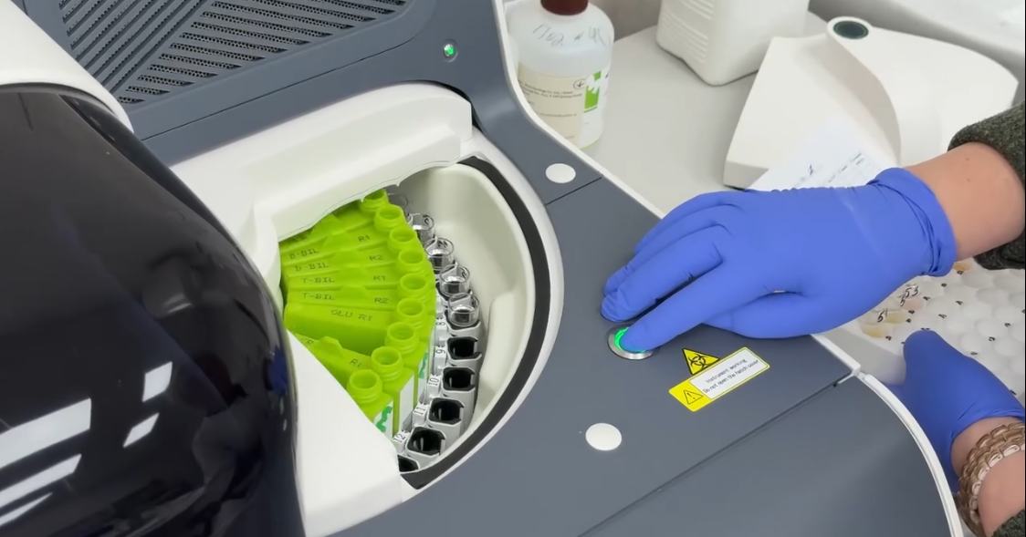 Обладнання у відремонтованій лабораторії в гайворонській громаді