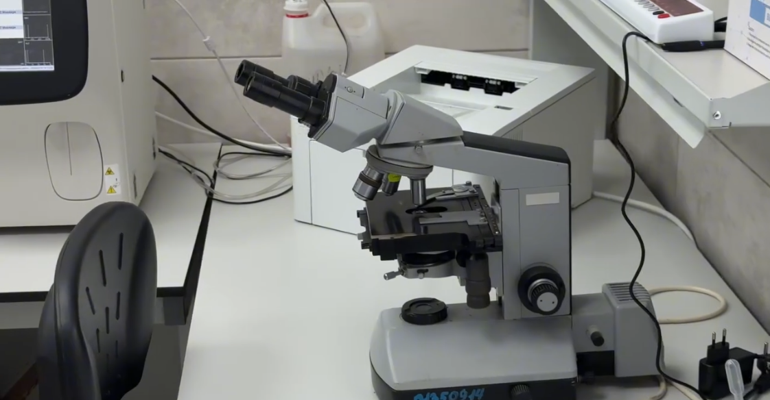 Мікроскоп у відремонтованій лабораторії в гайворонській лікарні