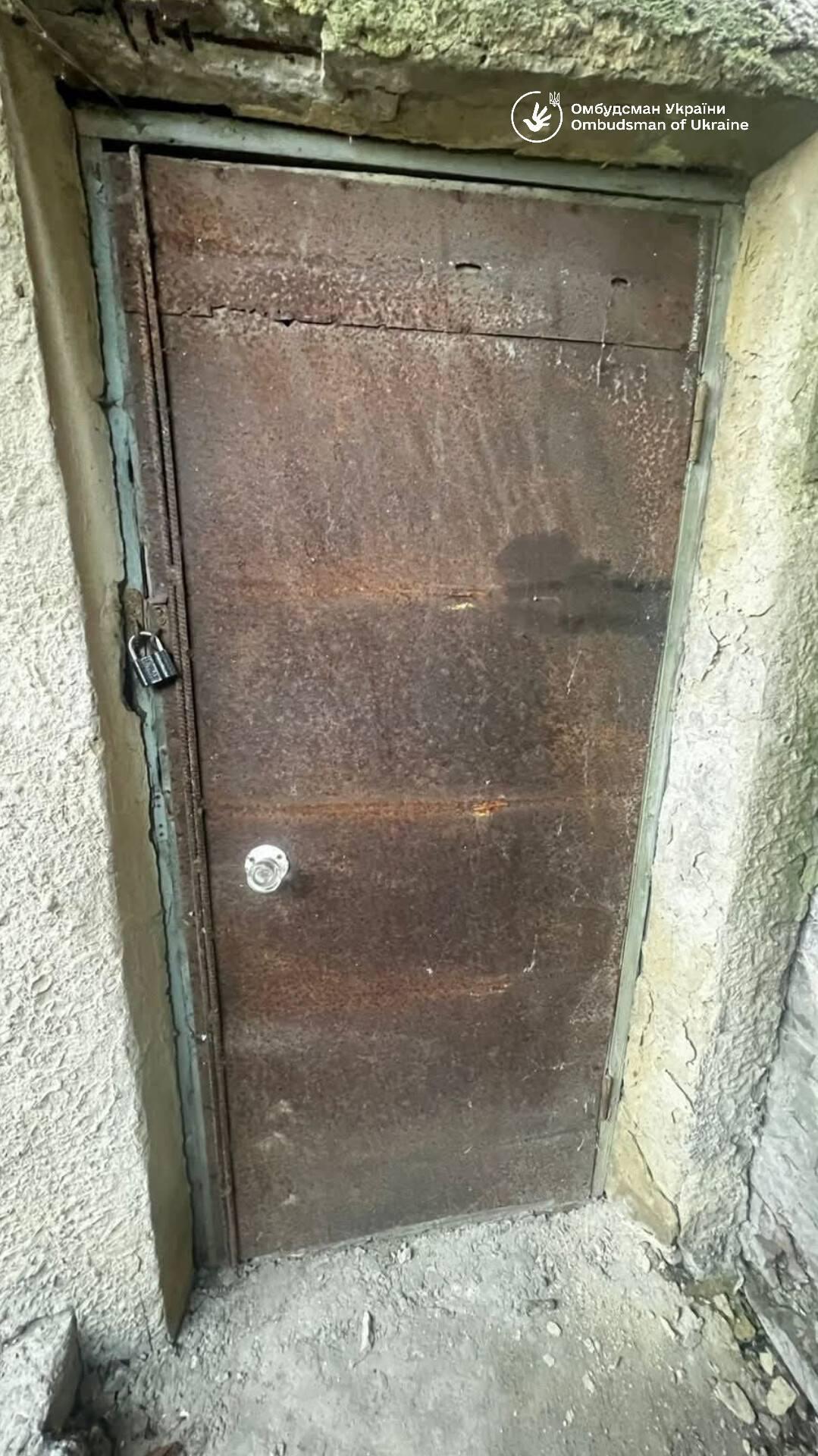 Зачинені двері укриття у Соколівському