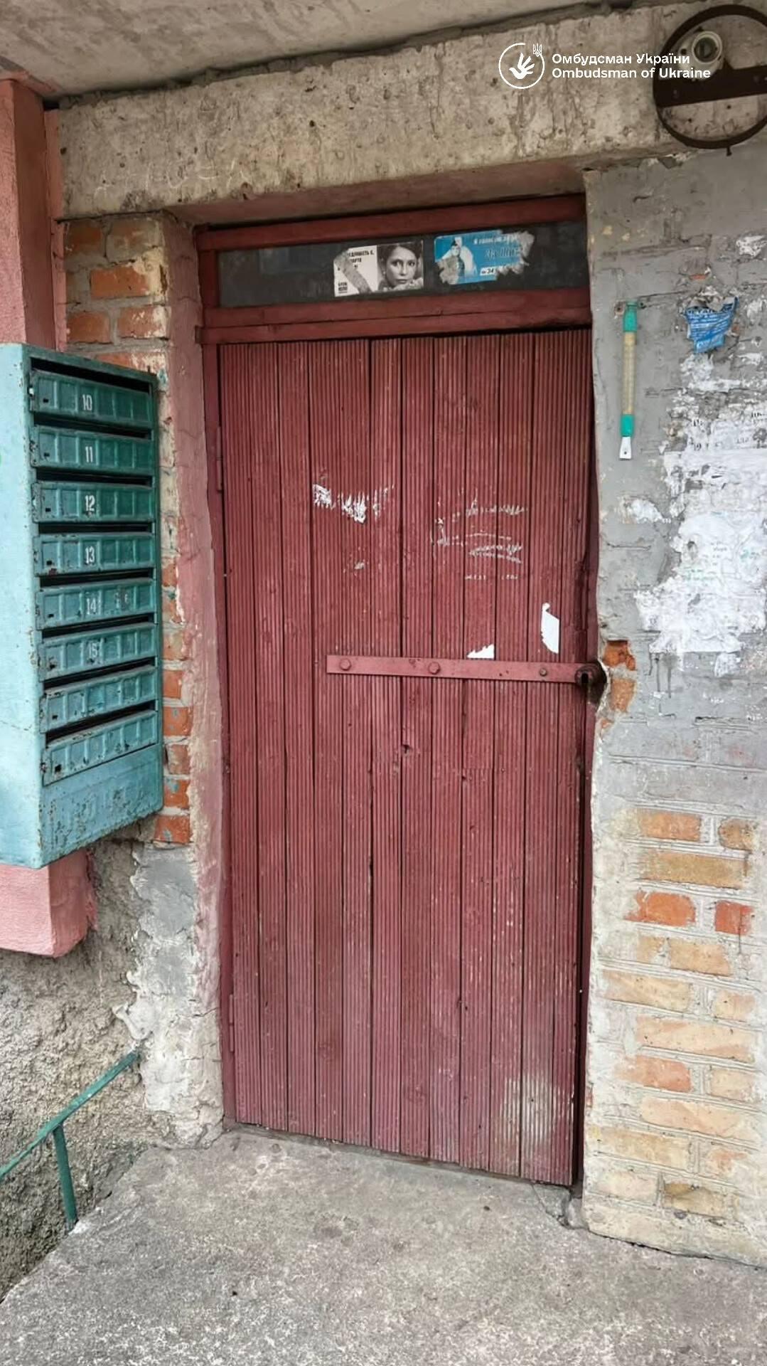 Зачинені двері укриття у Соколівському