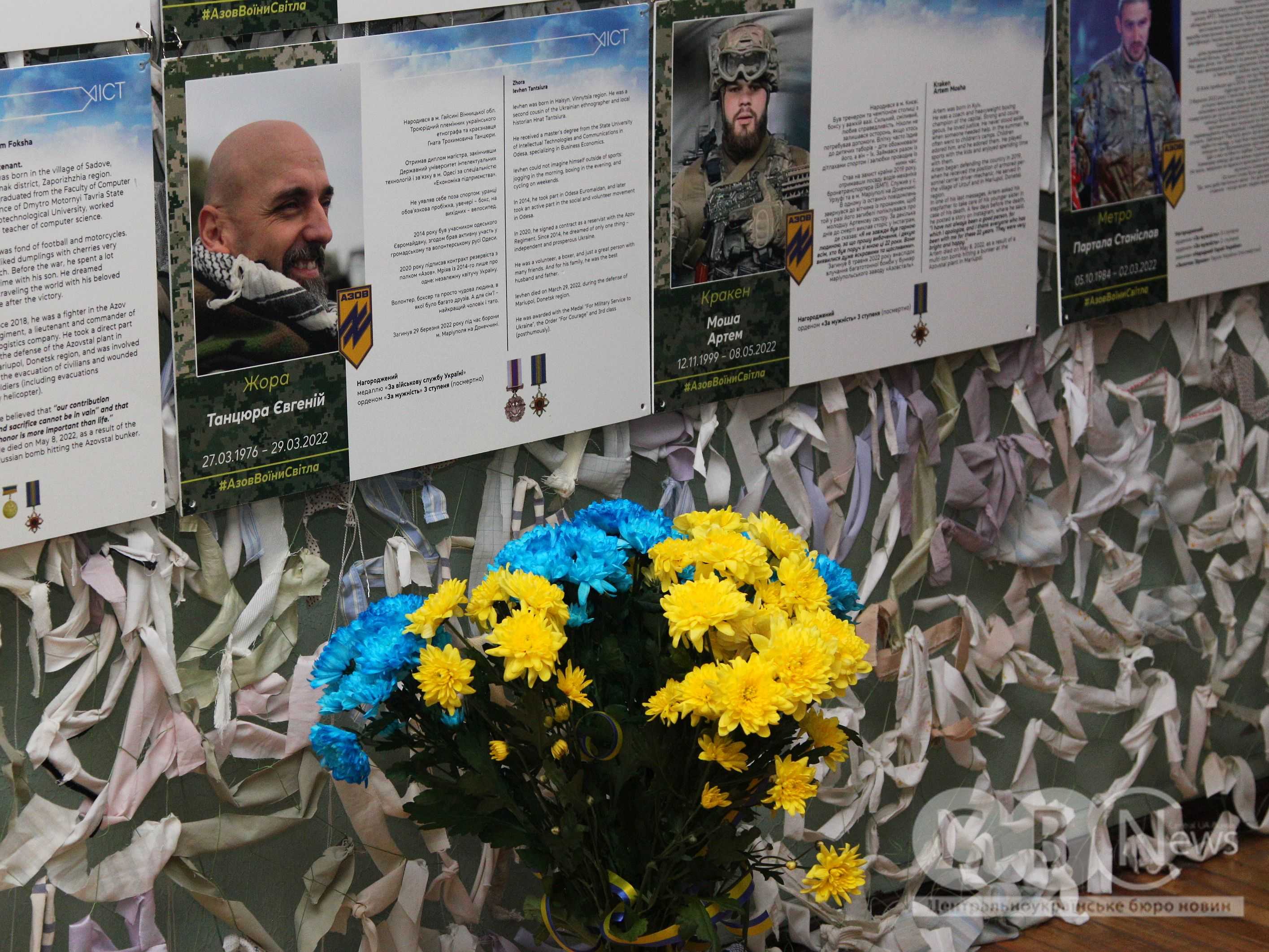 У Кропивницькому відкрили виставку з 250 портретами загиблих азовців