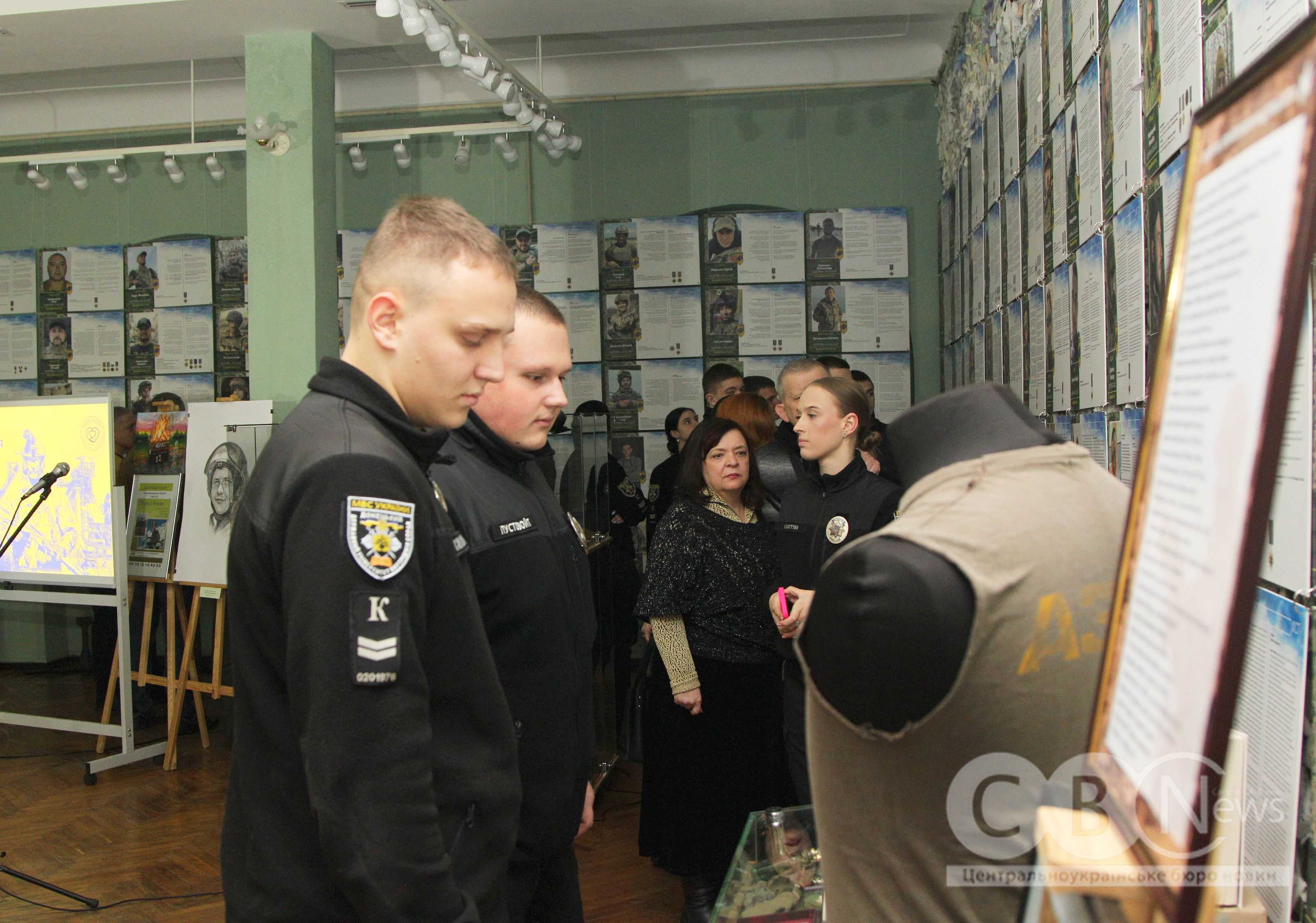 У Кропивницькому відкрили виставку з 250 портретами загиблих азовців