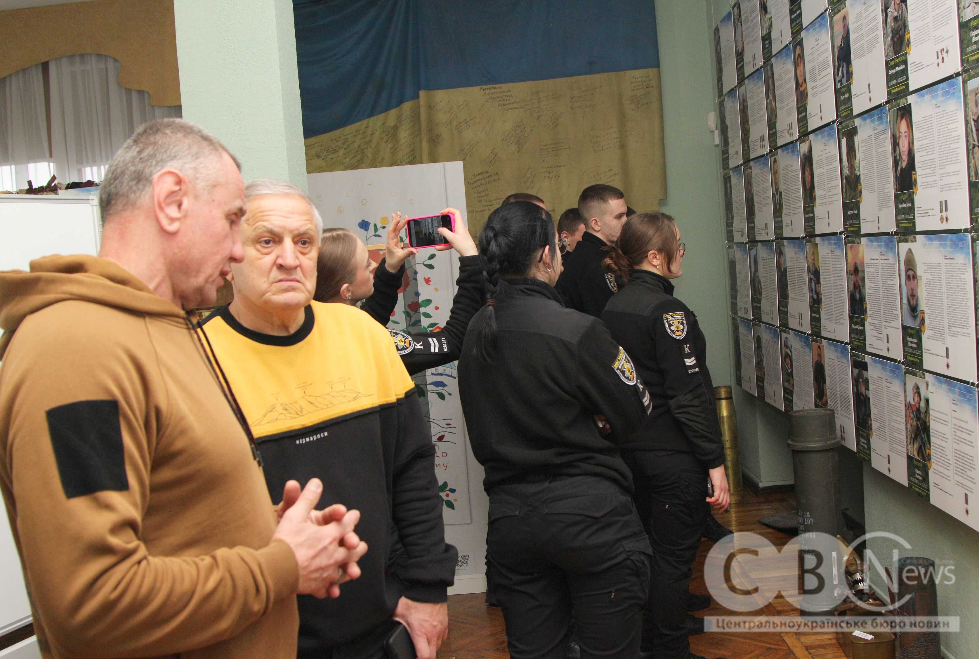 У Кропивницькому відкрили виставку з 250 портретами загиблих азовців