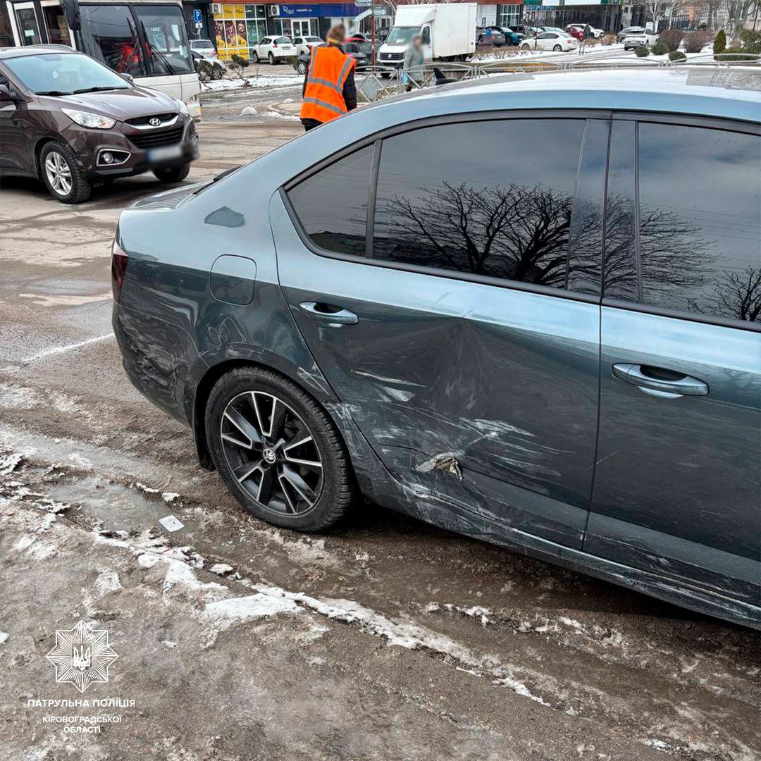 Водійка Hyundai неподалік податкової в Кропивницькому спричинила потрійну ДТП.