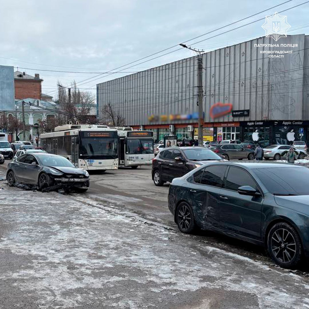 Водійка Hyundai неподалік податкової в Кропивницькому спричинила потрійну ДТП.
