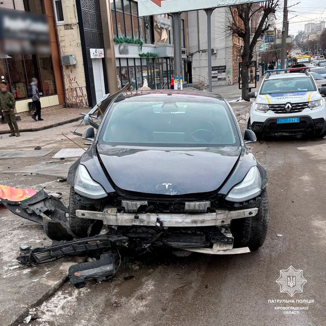 Водійка Hyundai неподалік податкової в Кропивницькому спричинила потрійну ДТП.