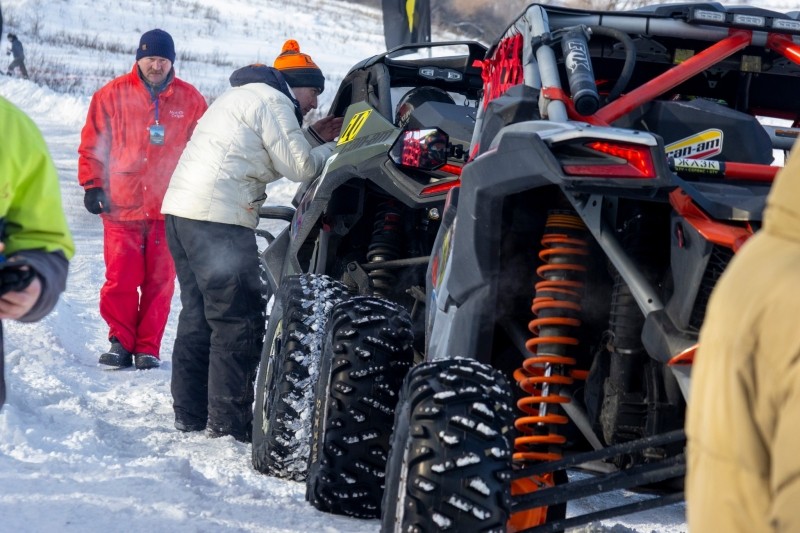 Спортсмена інструктують на чемпіонаті України з кантрі-кросу в Петровому