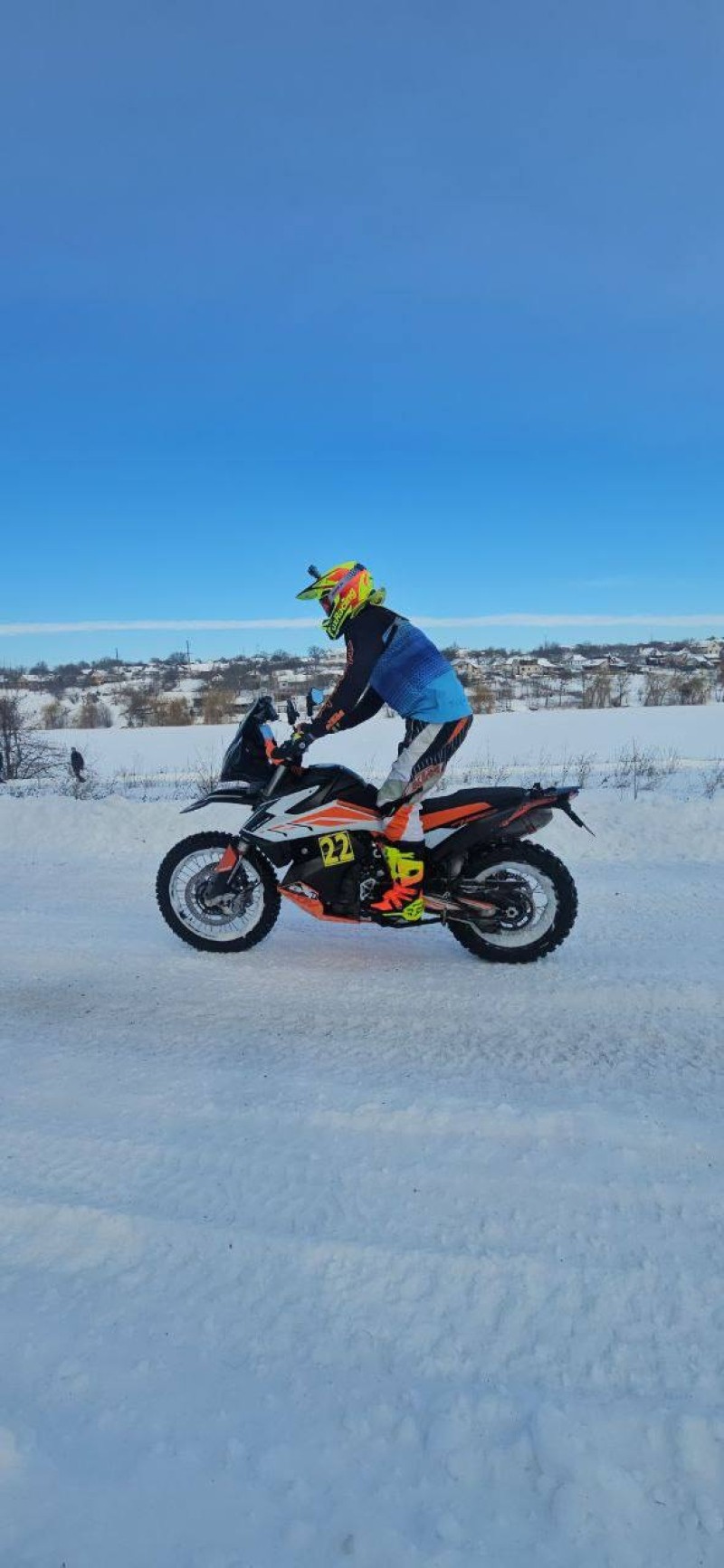 Спортсмен на мотоциклі змагається на чемпіонаті України з кантрі-кросу в Петровому