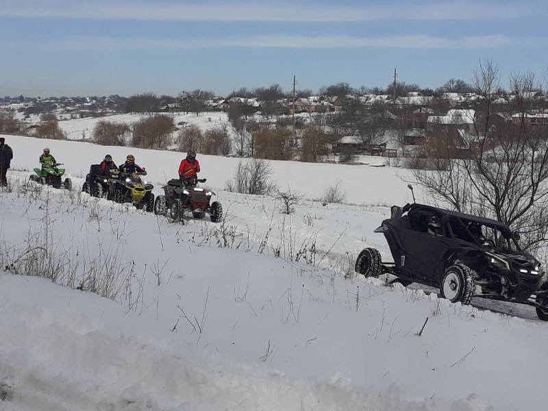 Спортсмени на квадроциклах під час змагань на чемпіонаті України з кантрі-кросу в Петровому