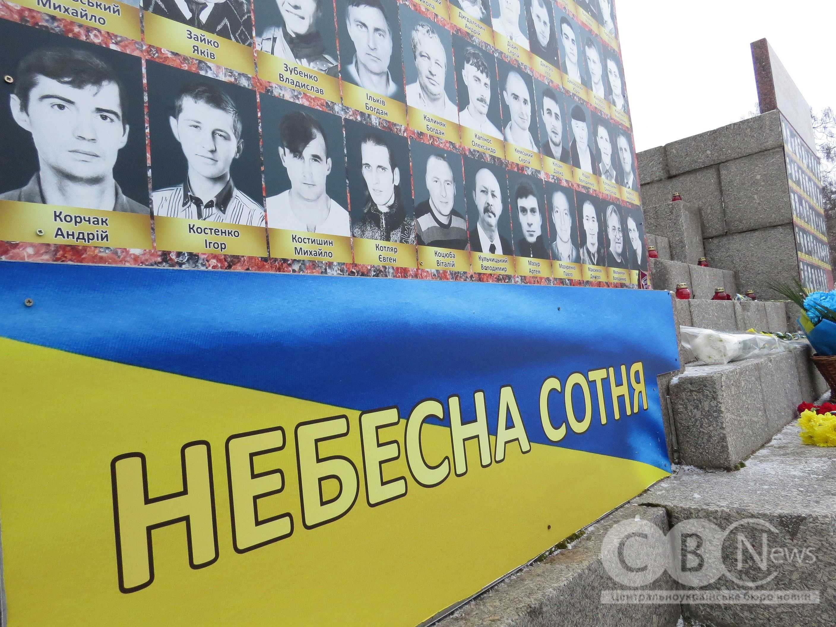 У середмісті кропивничани розвісили янголів у пам'ять про Героїв Небесної Сотні