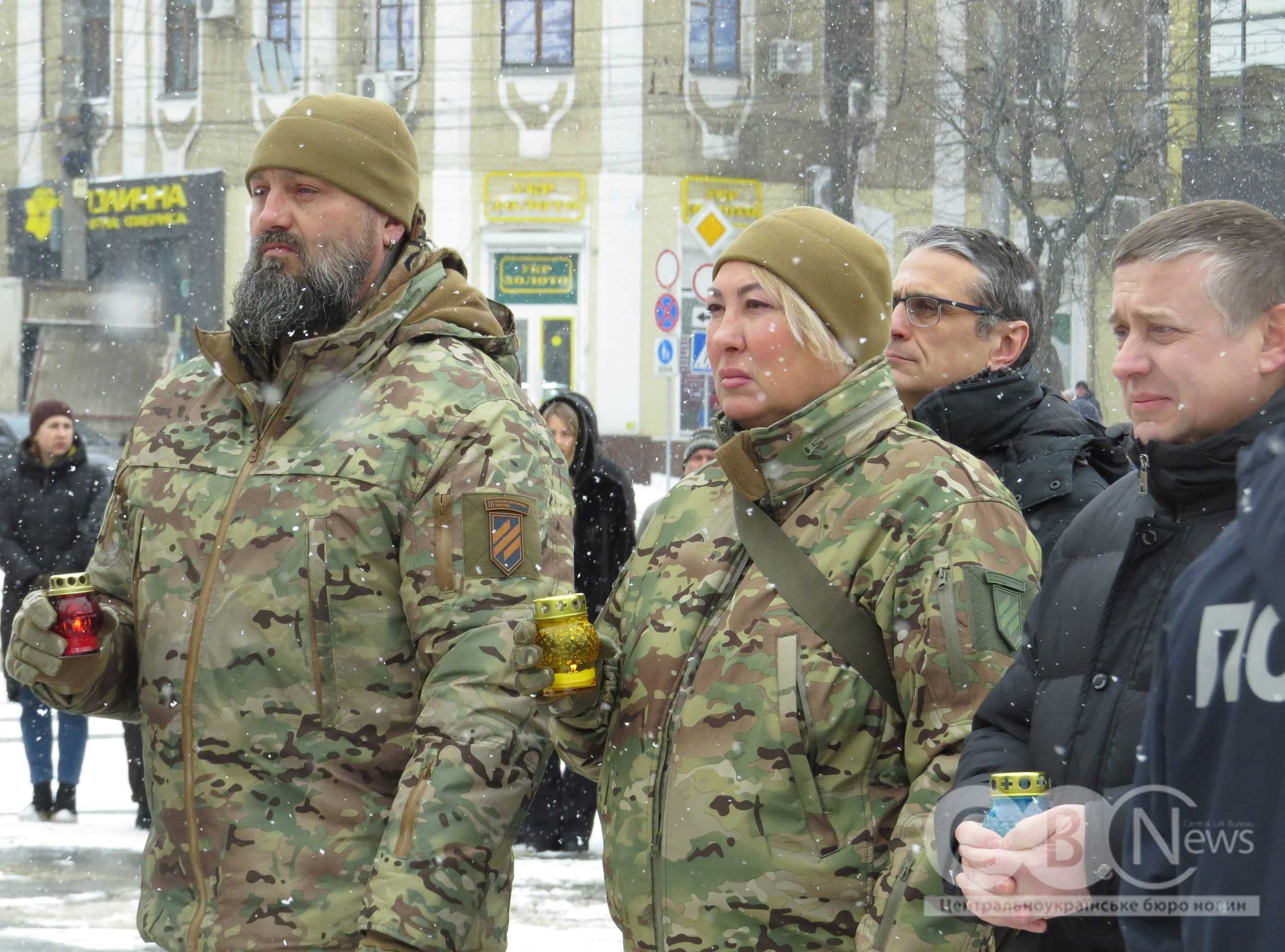 У середмісті кропивничани розвісили янголів у пам'ять про Героїв Небесної Сотні