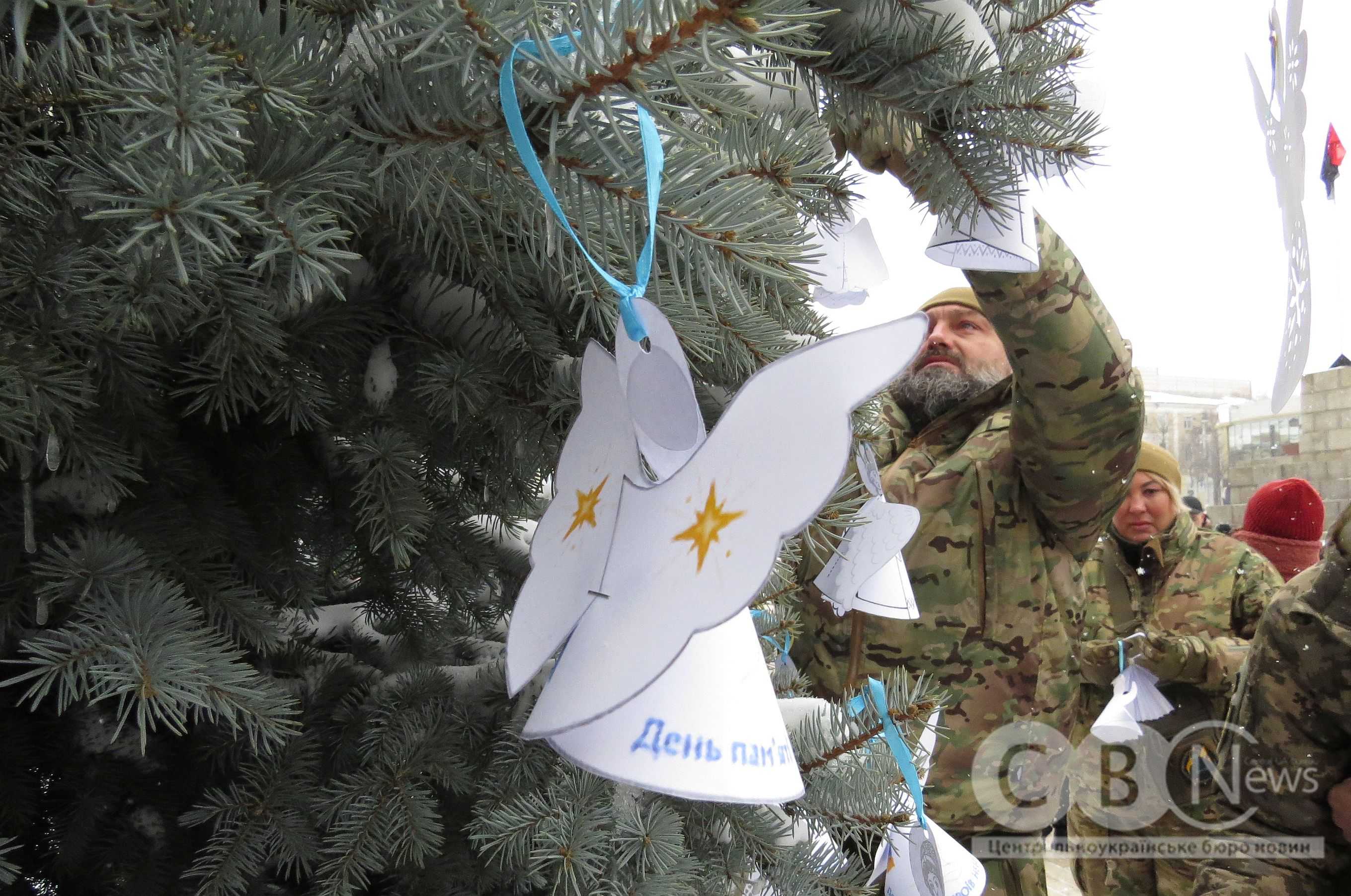 У середмісті кропивничани розвісили янголів у пам'ять про Героїв Небесної Сотні