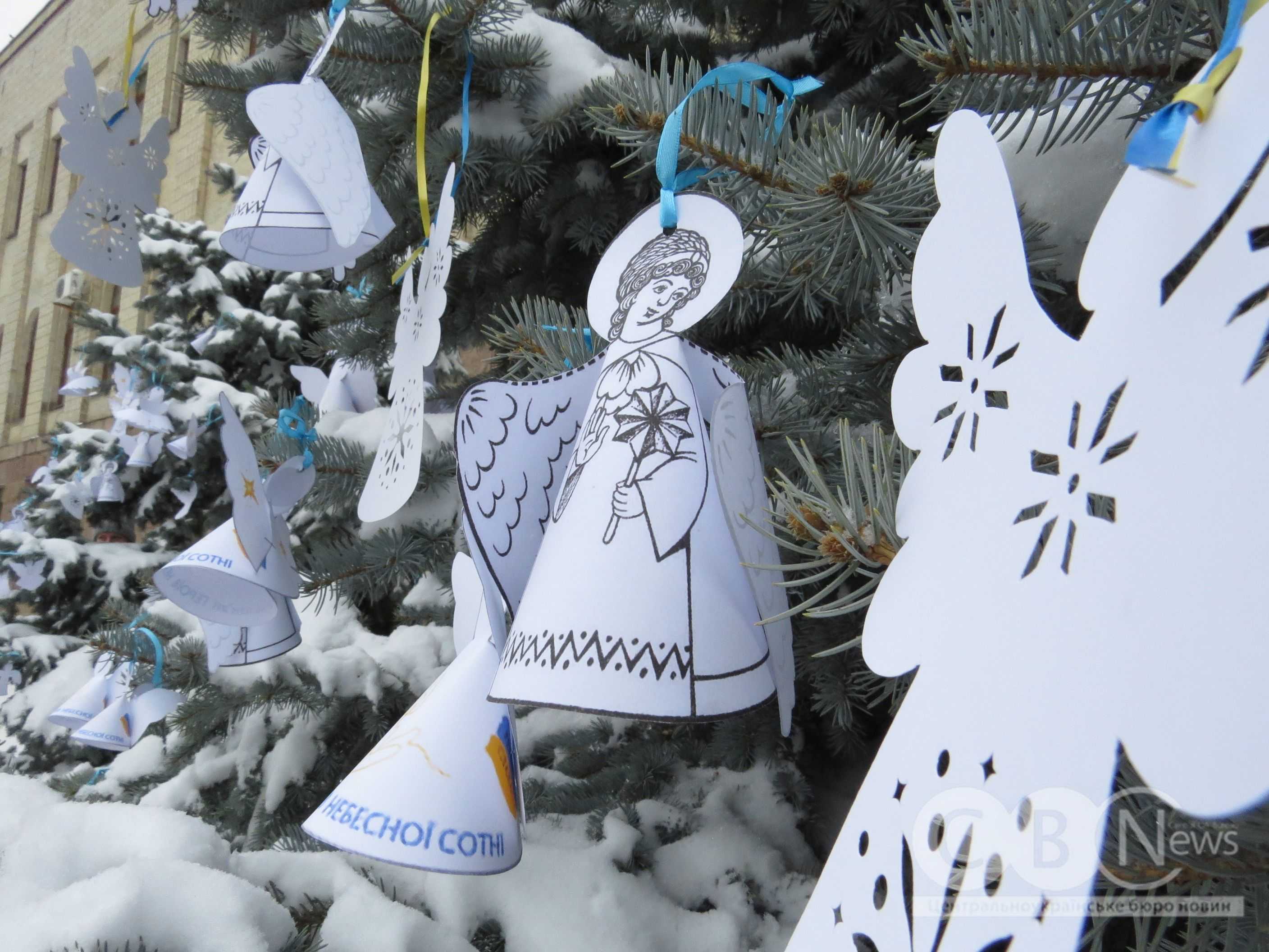 У середмісті кропивничани розвісили янголів у пам'ять про Героїв Небесної Сотні