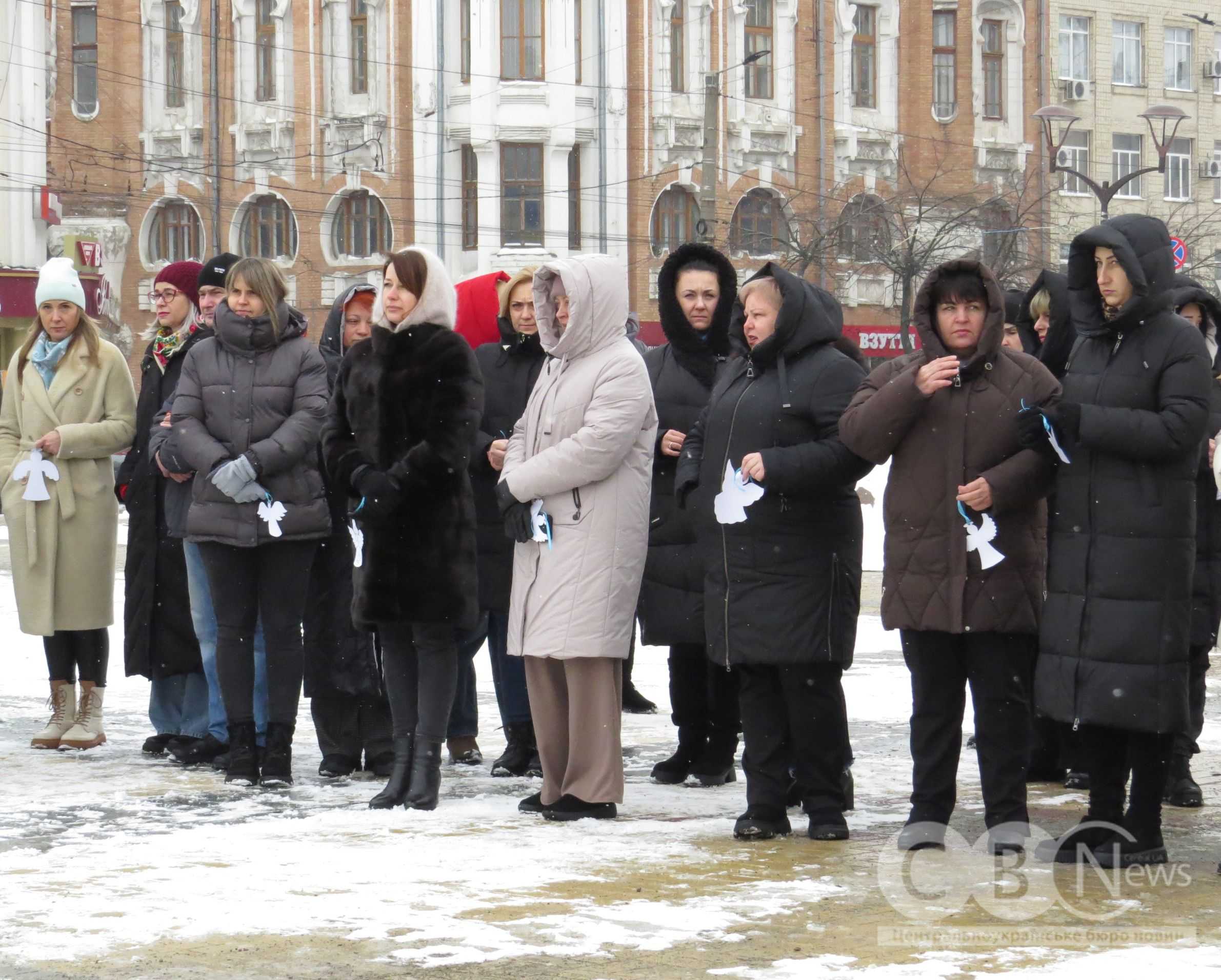 У середмісті кропивничани розвісили янголів у пам'ять про Героїв Небесної Сотні