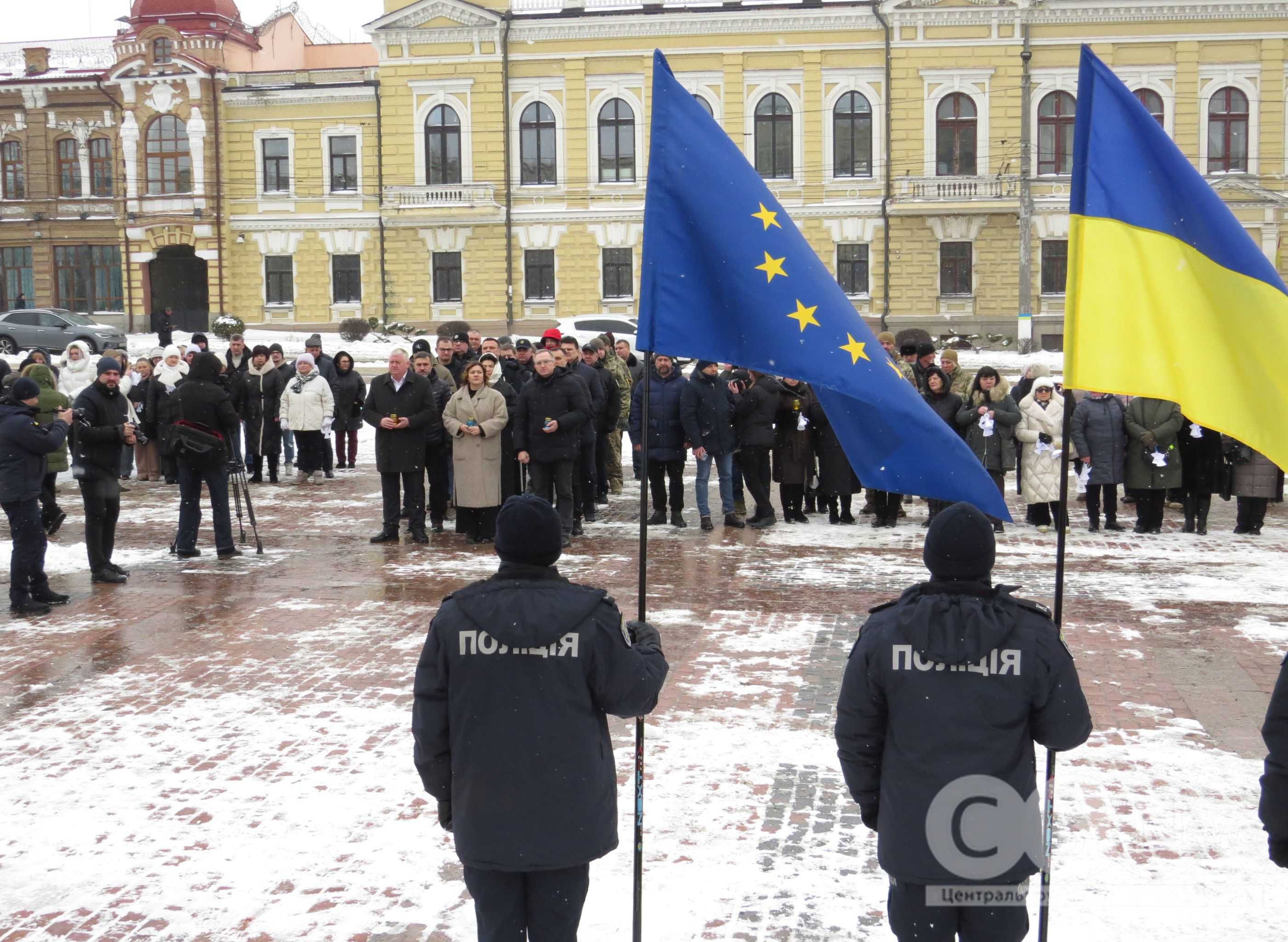 У середмісті кропивничани розвісили янголів у пам'ять про Героїв Небесної Сотні