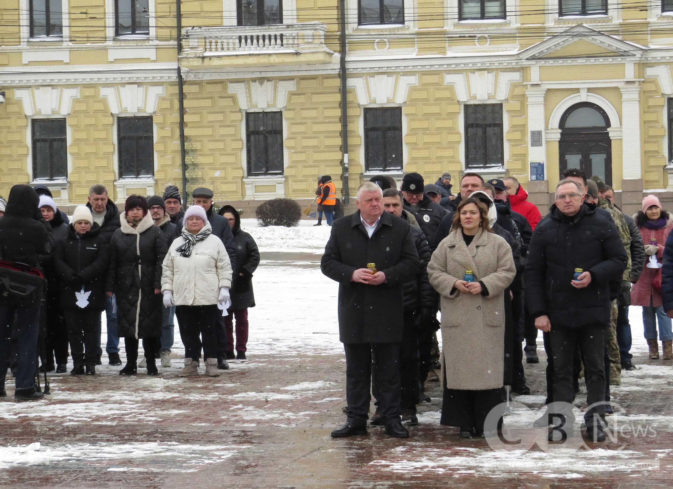 У середмісті кропивничани розвісили янголів у пам'ять про Героїв Небесної Сотні