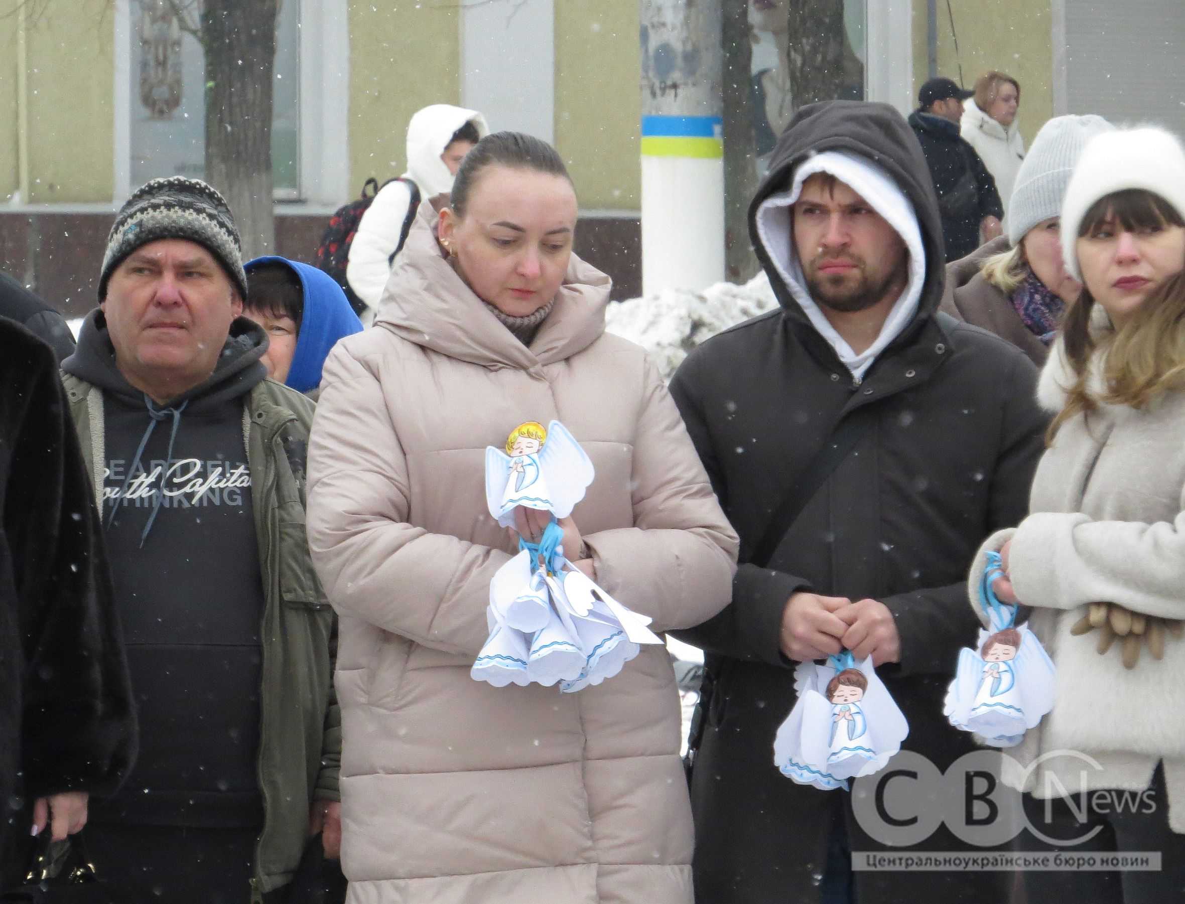 У середмісті кропивничани розвісили янголів у пам'ять про Героїв Небесної Сотні