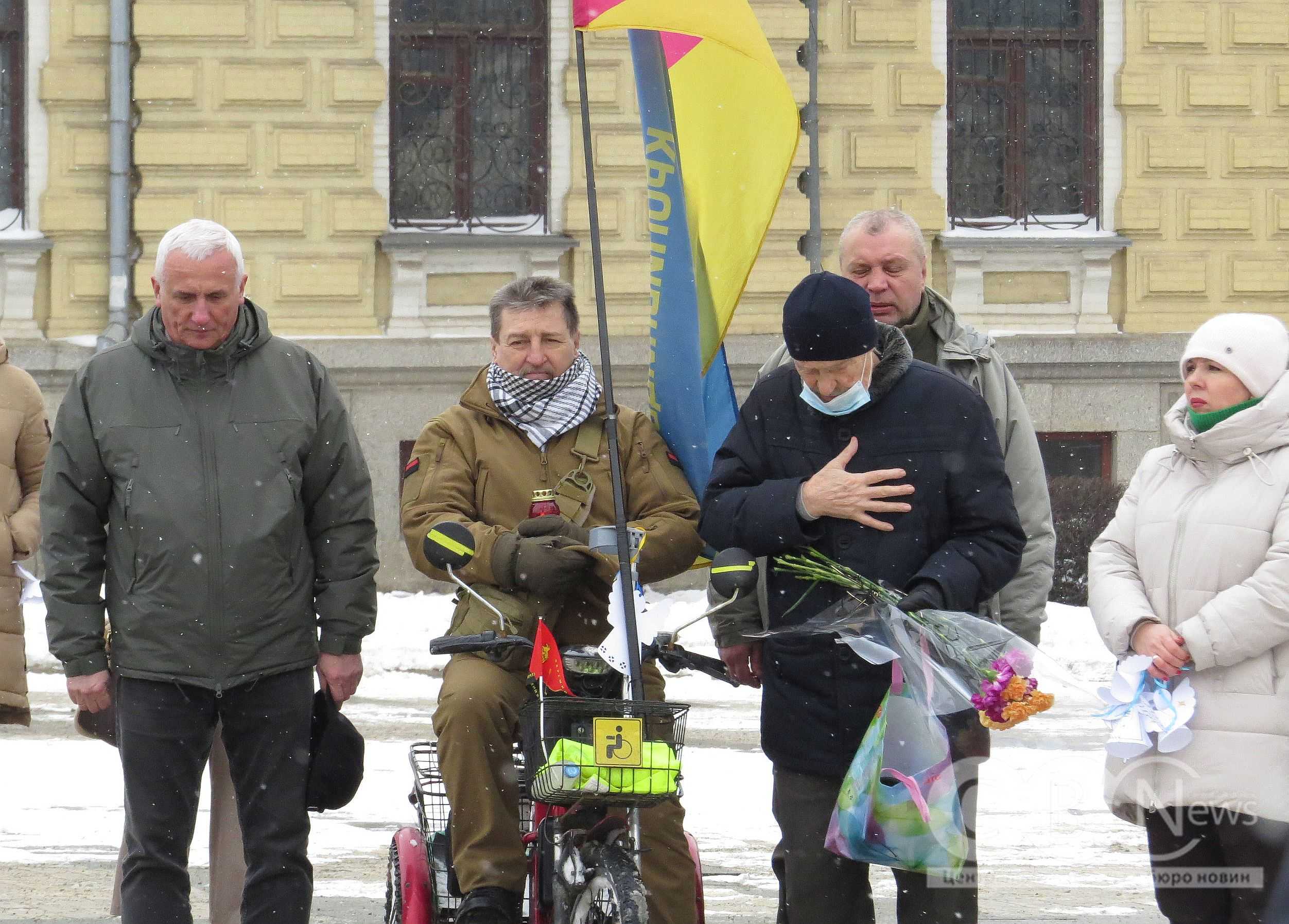 У середмісті кропивничани розвісили янголів у пам'ять про Героїв Небесної Сотні