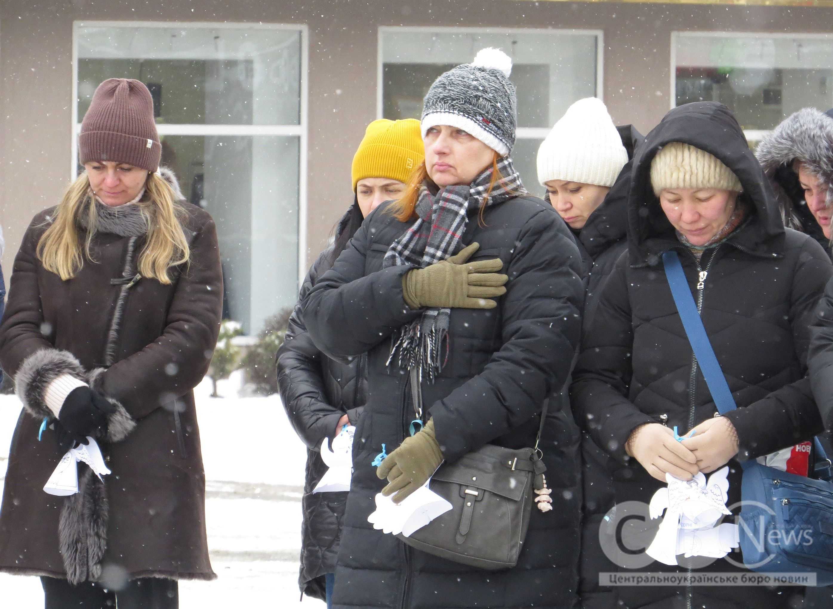 У середмісті кропивничани розвісили янголів у пам'ять про Героїв Небесної Сотні