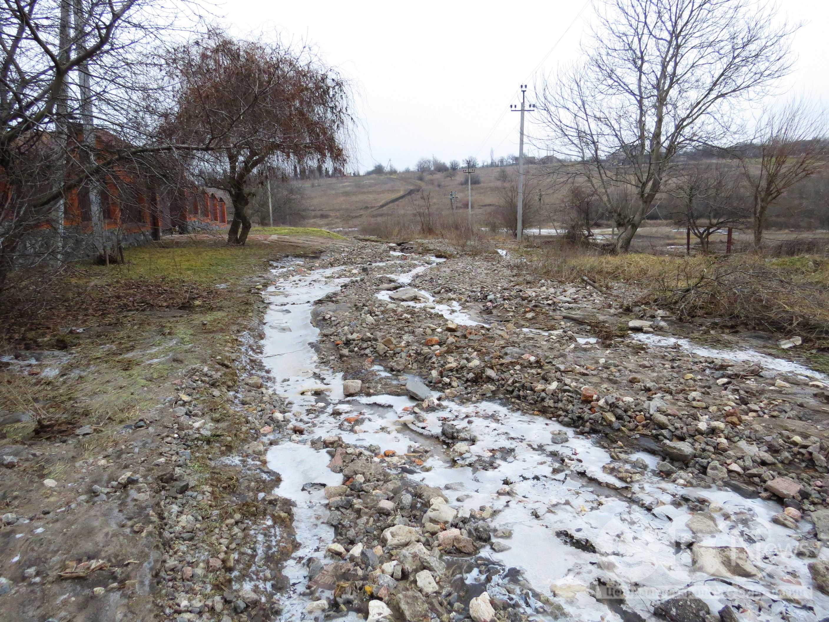 Через відлигу та дощі розмило дорогу в селищі Нове 