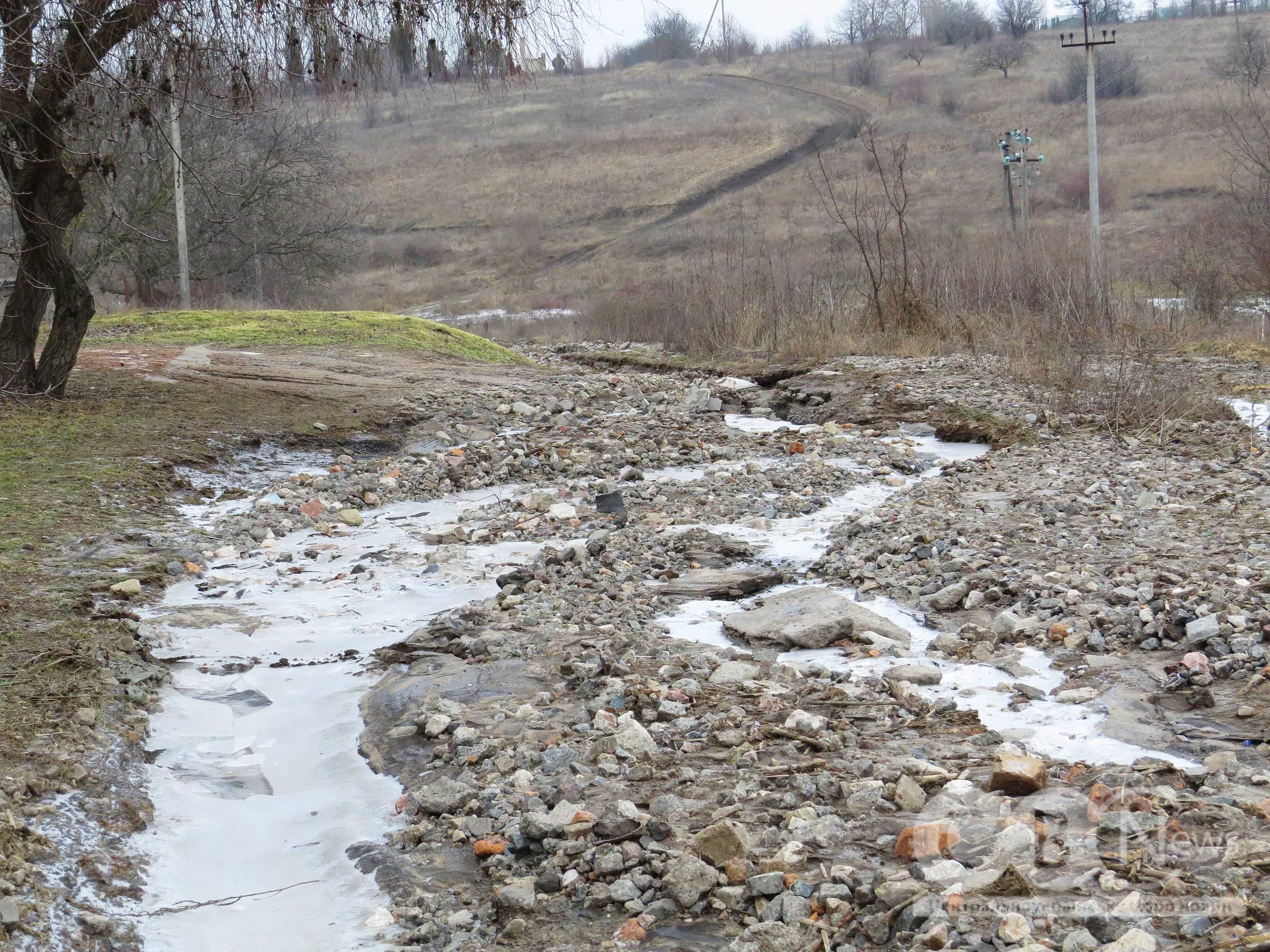 Через відлигу та дощі розмило дорогу в селищі Нове 