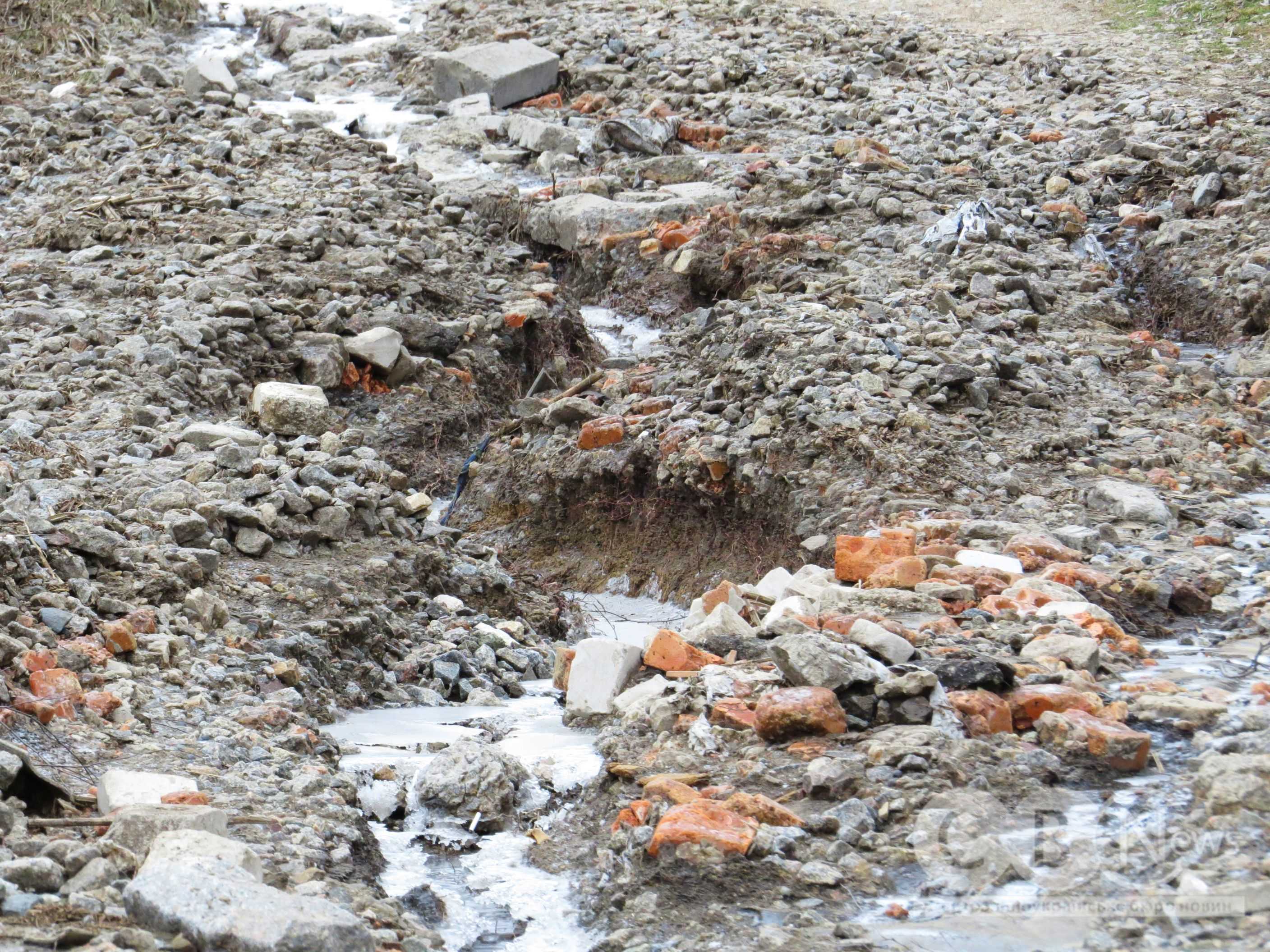 Через відлигу та дощі розмило дорогу в селищі Нове 