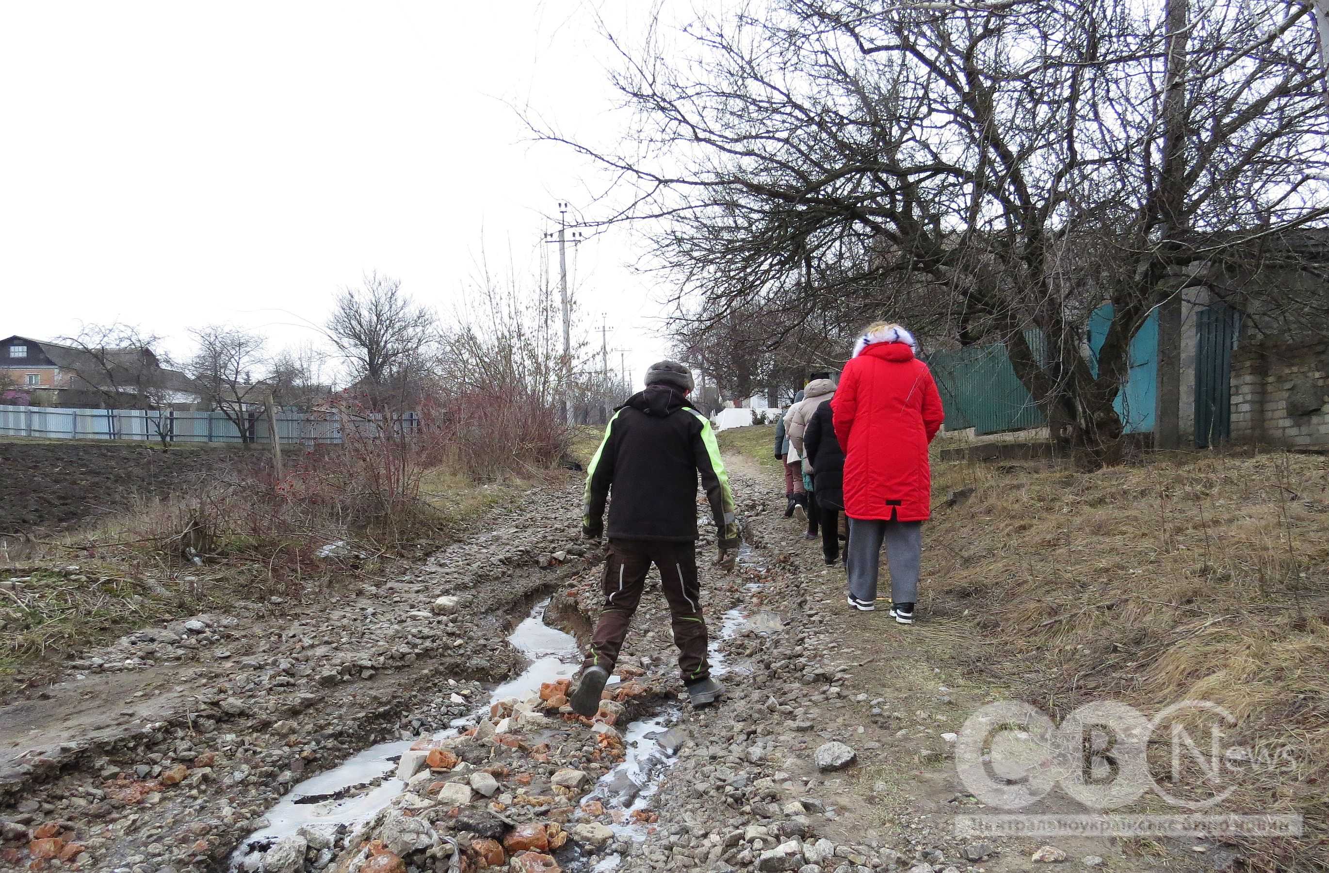 Через відлигу та дощі розмило дорогу в селищі Нове 
