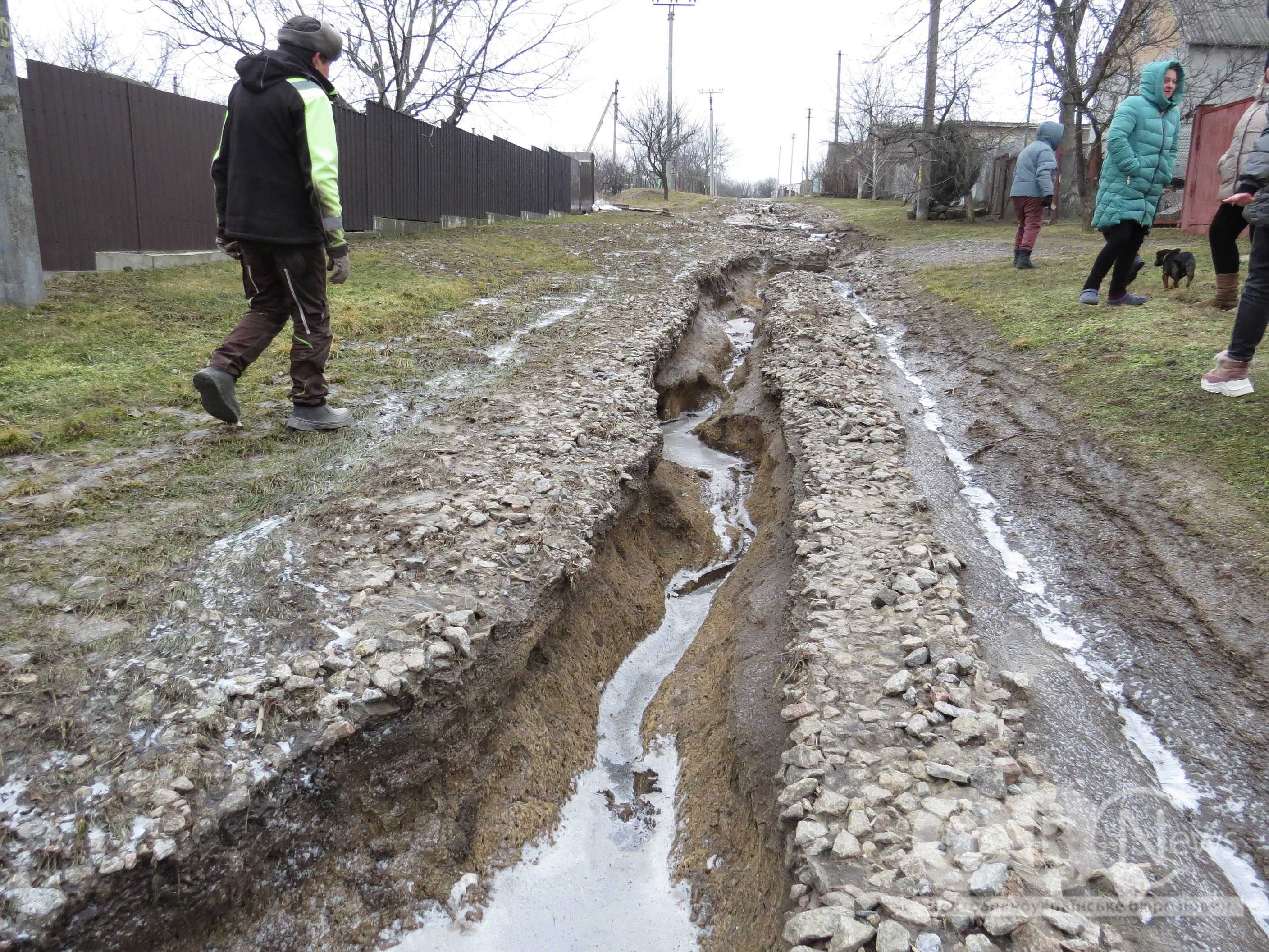 Через відлигу та дощі розмило дорогу в селищі Нове 