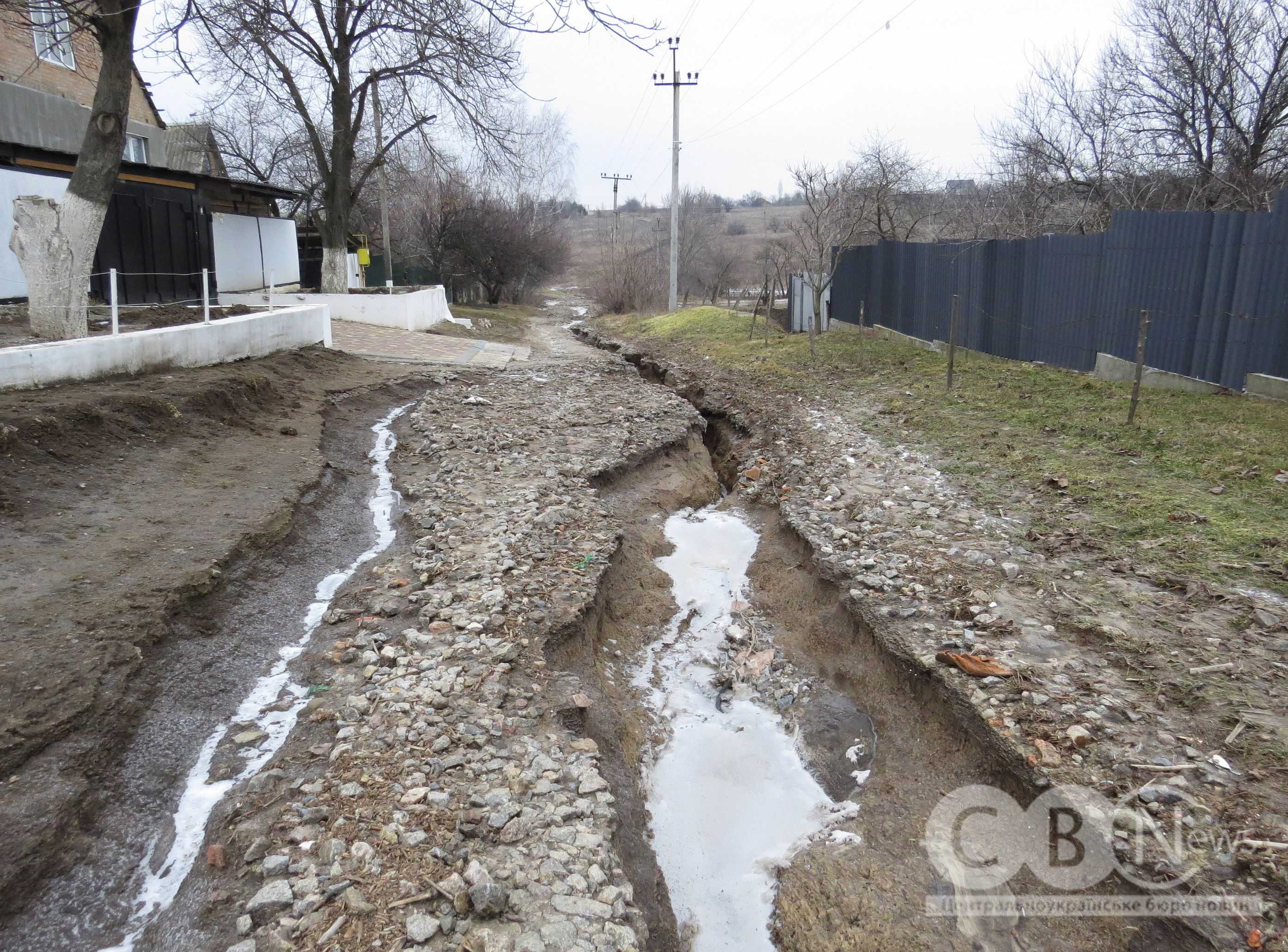 Через відлигу та дощі розмило дорогу в селищі Нове 
