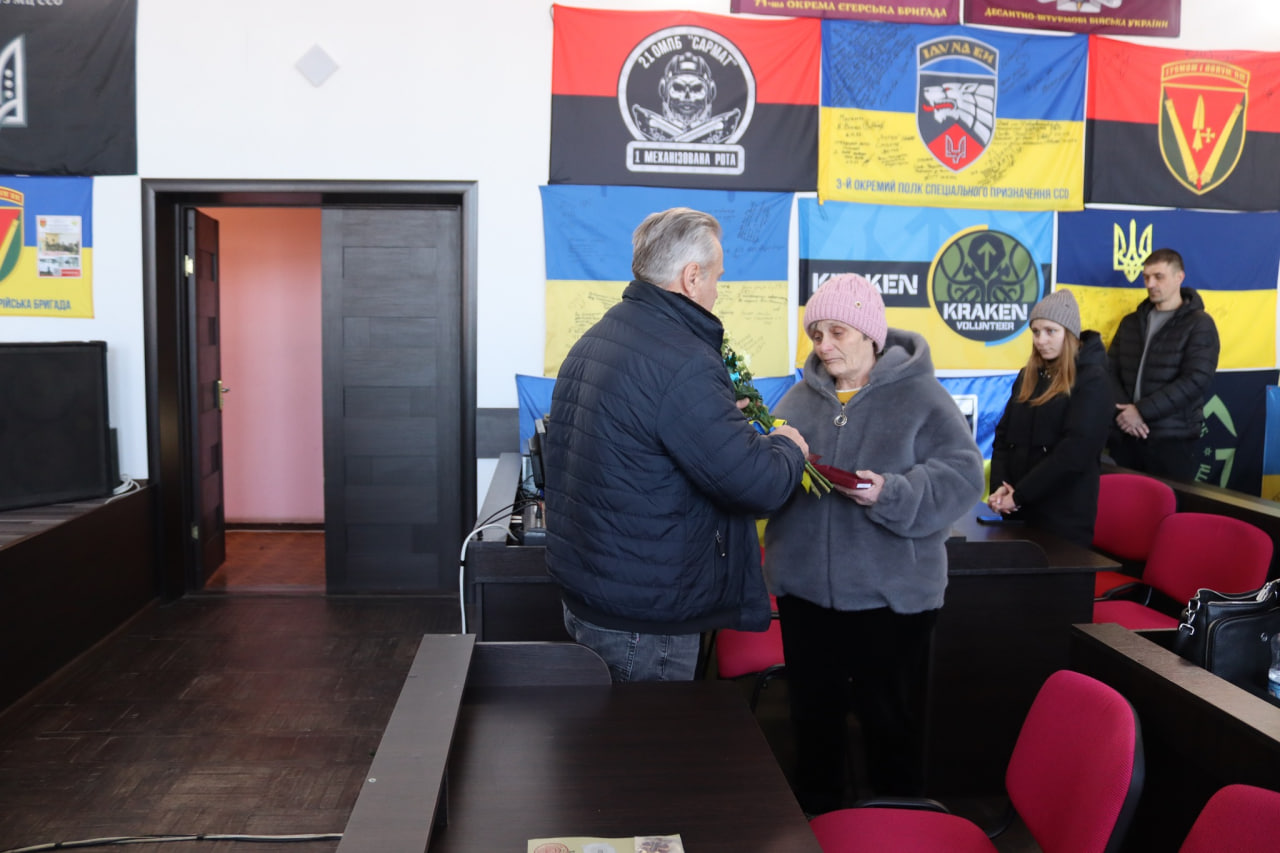 У Добровеличківській громаді рідним загиблих військових передали посмертні ордени
