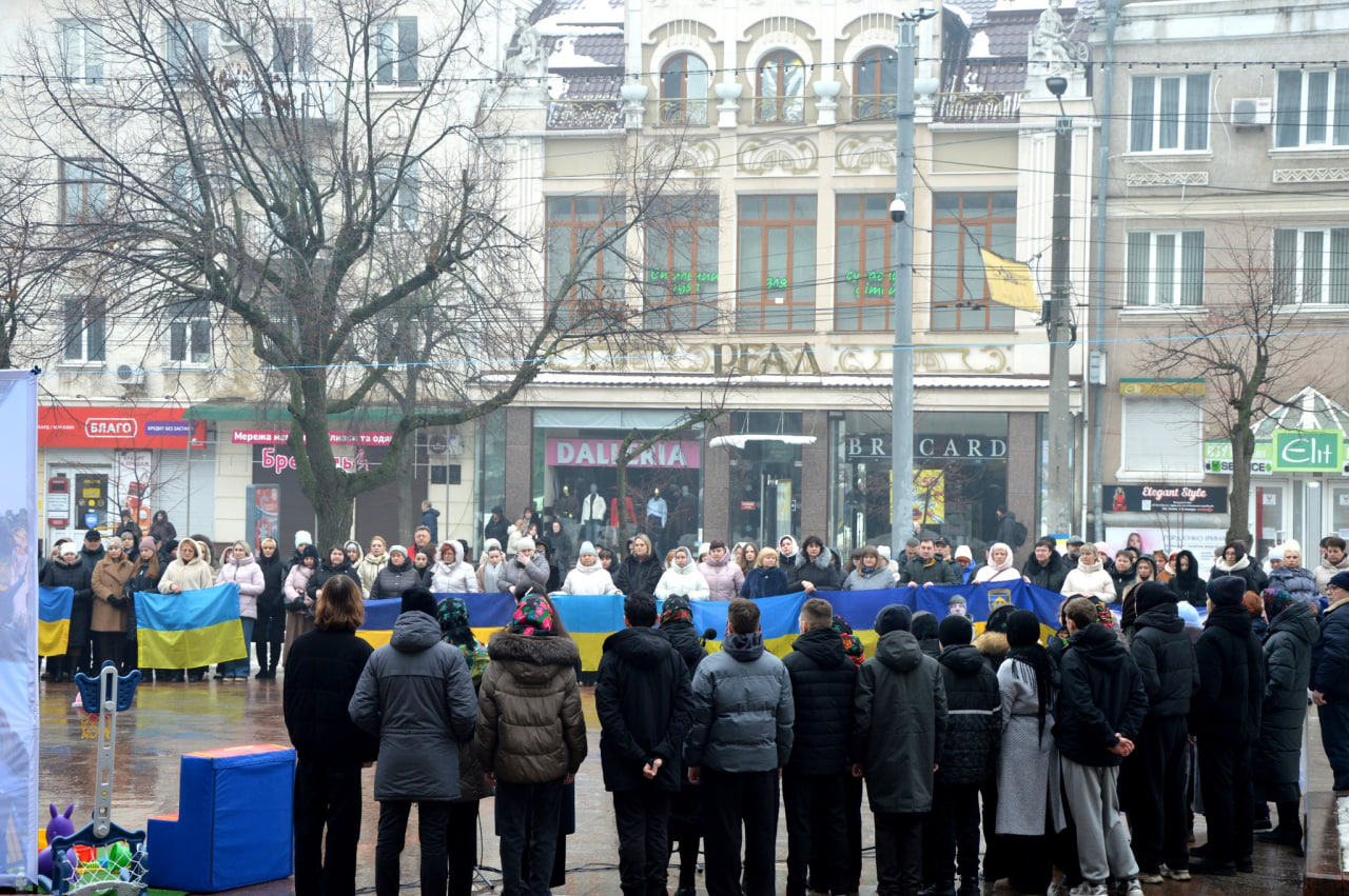 Інсталяцію &laquo;Життя до і після&raquo; до роковин повномасштабної війни показали у Кропивницькому
