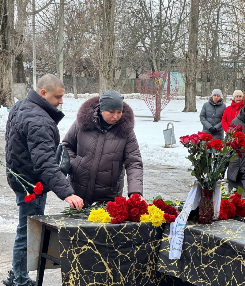 Люди кладуть квіти на труну загиблого воїна зі Світловодської громади