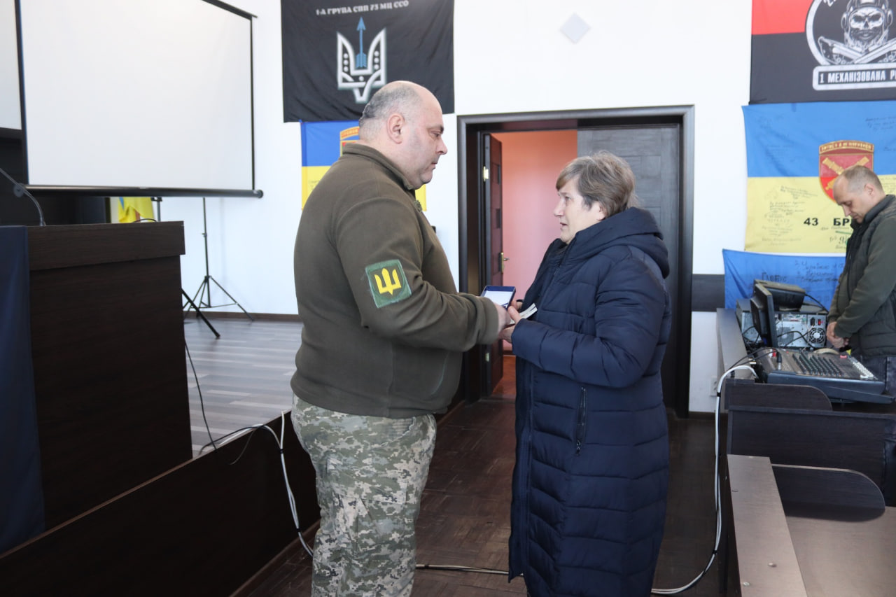 У Добровеличківській громаді рідним загиблих військових передали посмертні ордени