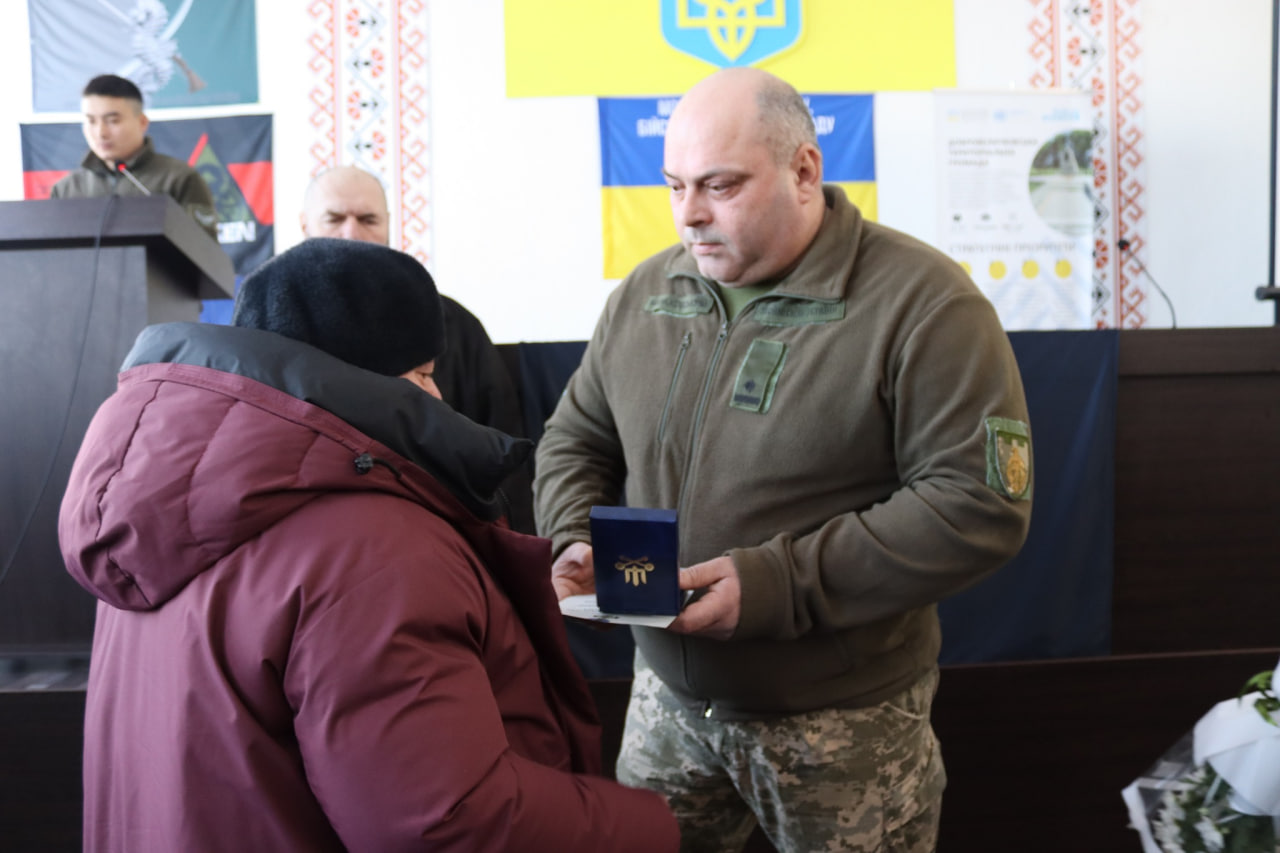 У Добровеличківській громаді рідним загиблих військових передали посмертні ордени