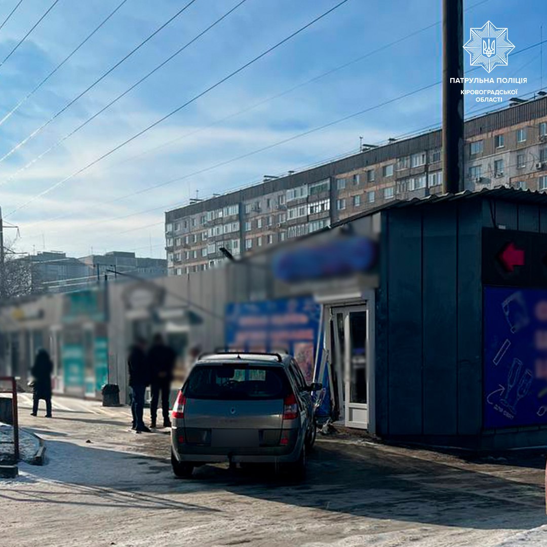 На вулиці Незалежності в Кропивницькому автомобіль Renault Scenic врізався у магазин.