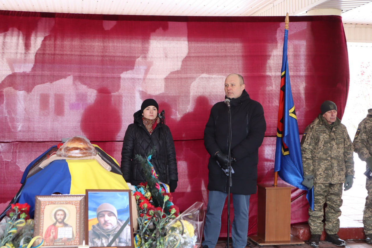 У Новоукраїнській громаді попрощалися з військовослужбовцем Збройних Сил України Максимом Апостоловим.